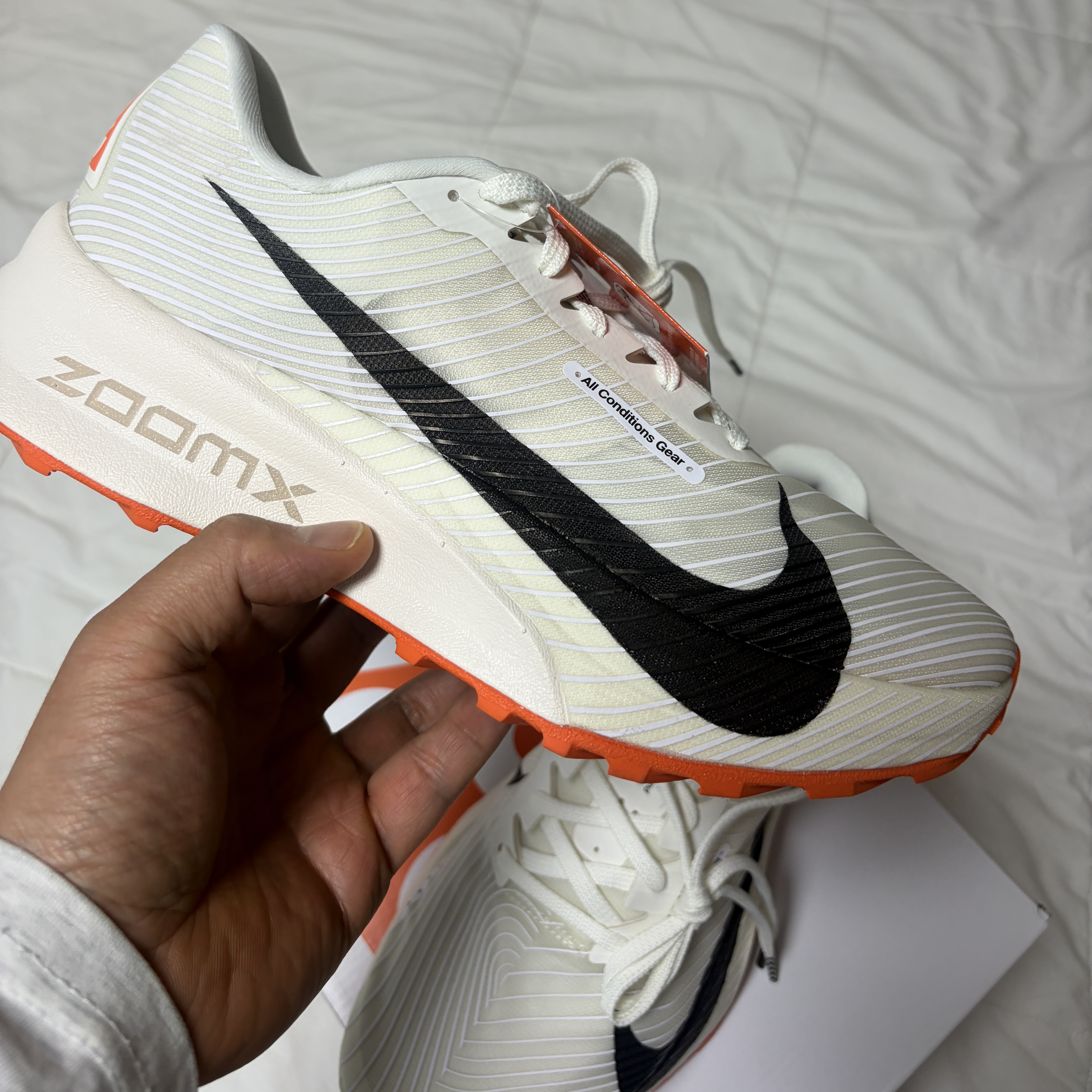 Nike ACG Ultrafly Trail Sail White Safety Orange 착용 스타일