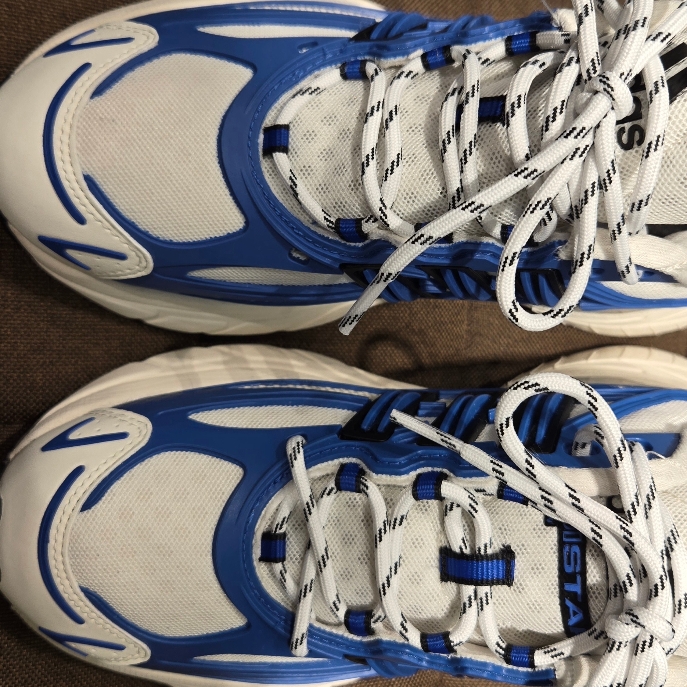 Adidas Adistar XLG 2.0 White Hi-Res Blue 착용 스타일 - 3