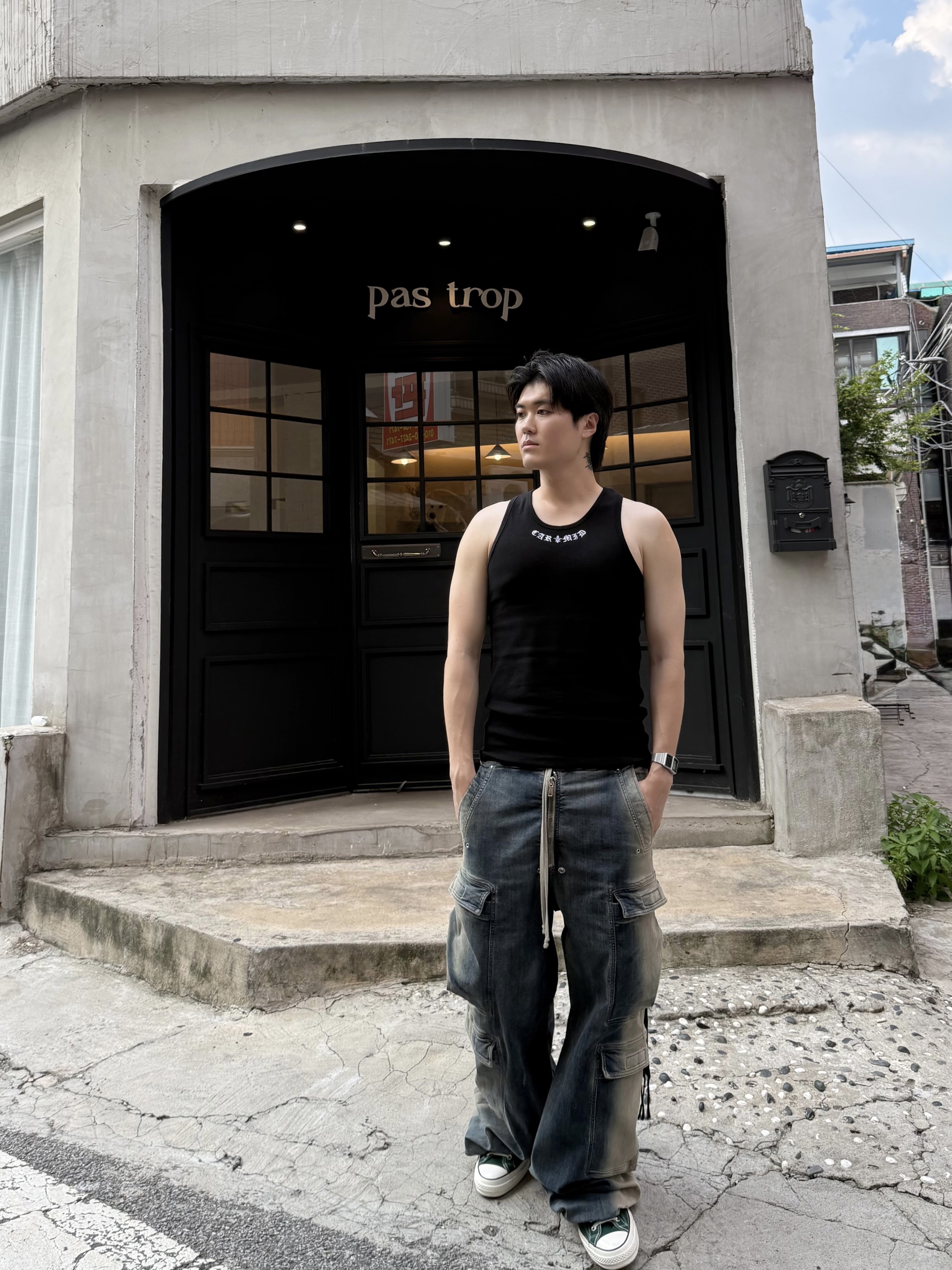 Rick Owens Double Cargo Jumbo Belas Jeans Mineral Pearl Degrade, Converse Chuck 70 Ox Green 착용 스타일 - 2