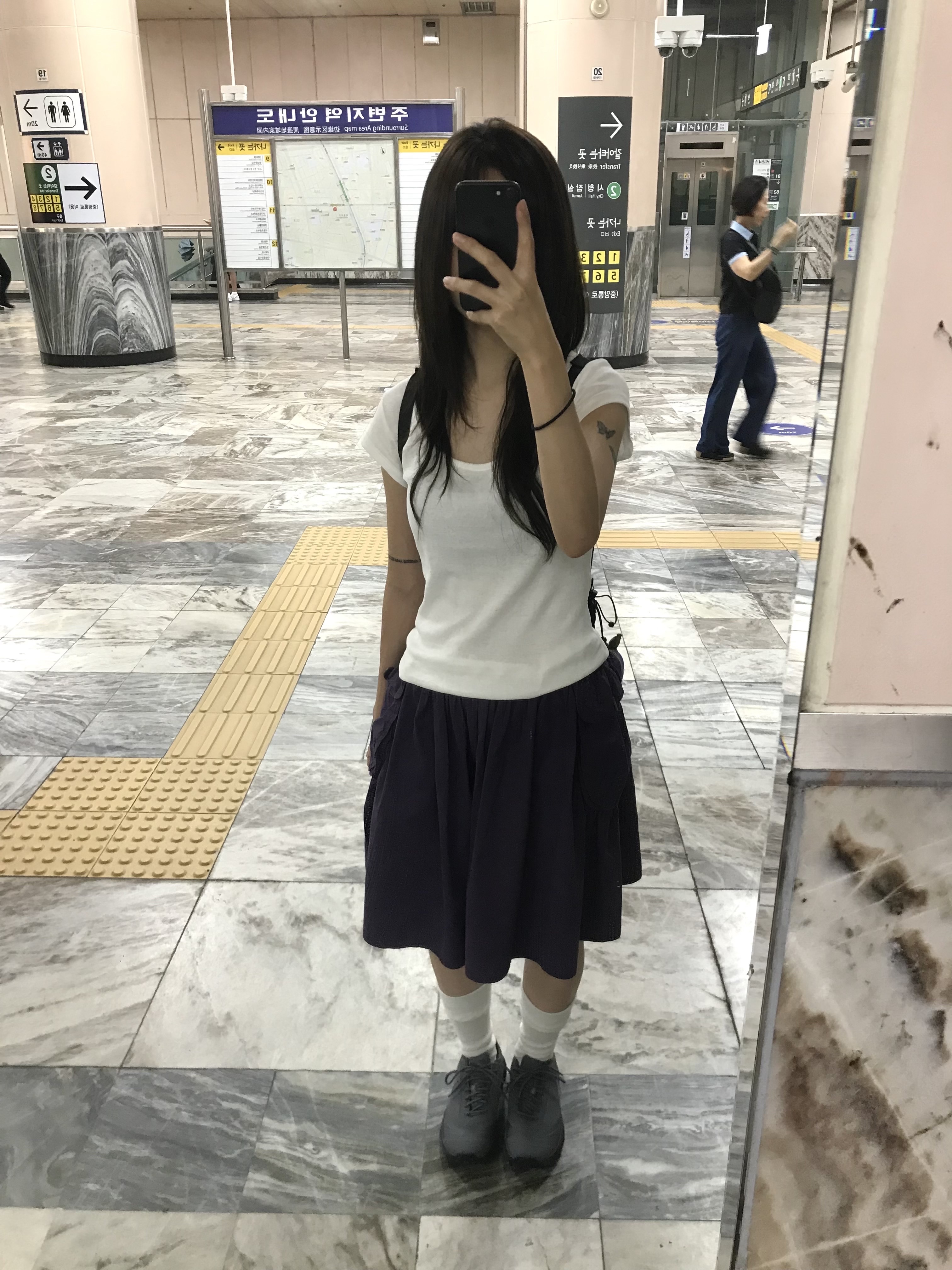 Descente x Hatchingroom Z02 Trail Running Shoes Gray, COYSEIO Big Pocket Shirring Skirt Purple 착용 스타일