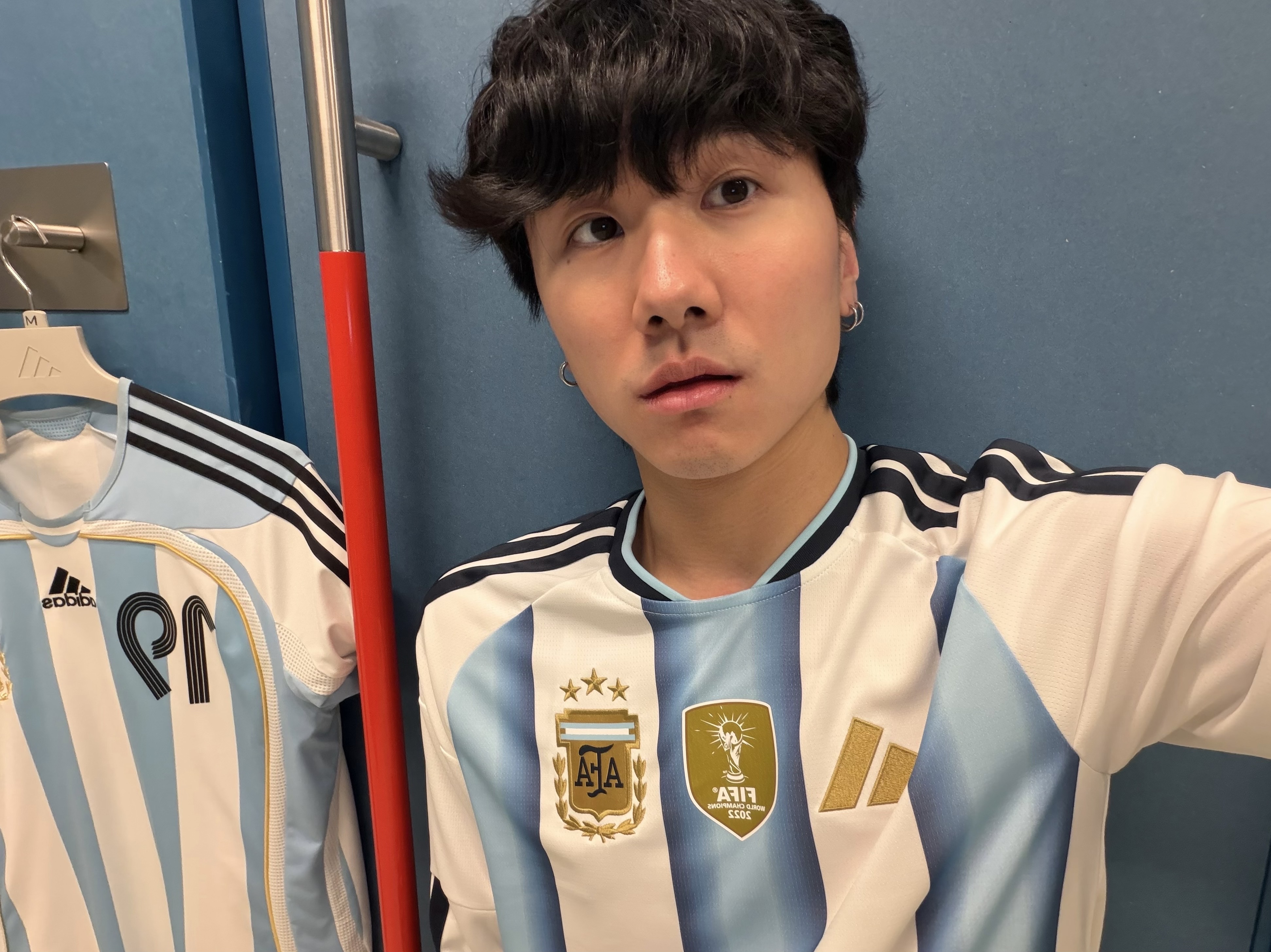 Adidas Argentina 2006 Home Jersey Messi White (Marking Ver.) - KR Sizing, Adidas Argentina 2026 Home Long Sleeve Jersey - KR Sizing (Non Marking Ver.) 착용 스타일 - 1