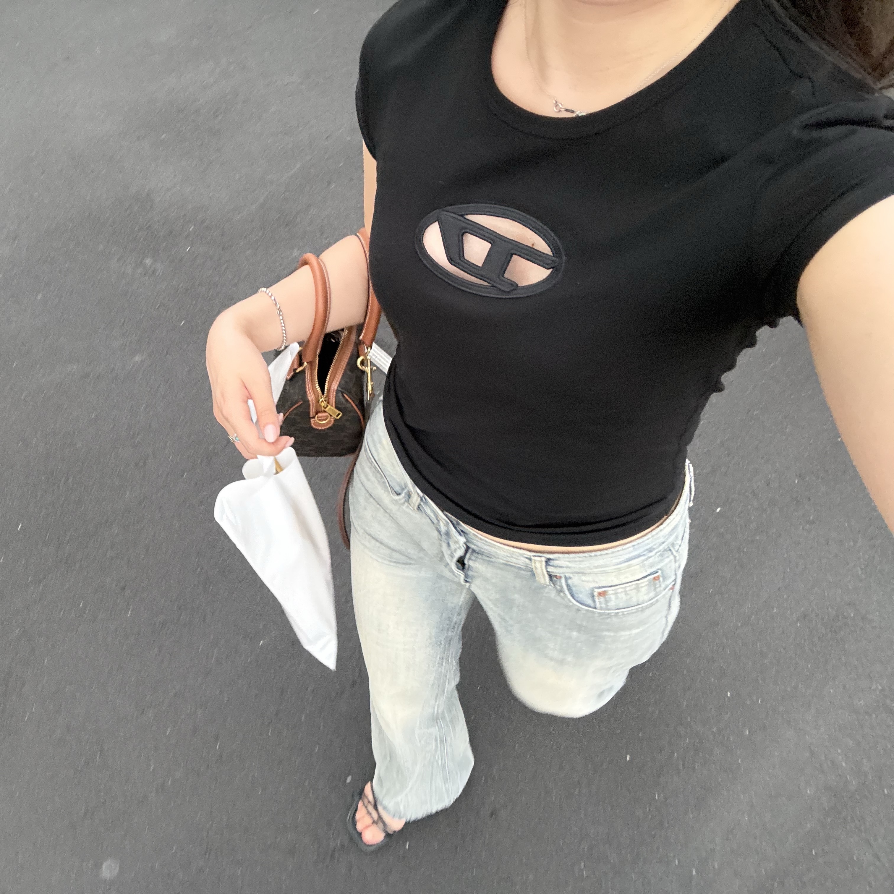 (W) Diesel T-Angie Peekaboo Logo T-Shirt Black, Celine Small Boston Cuir Triomphe in Triomphe Canvas Calfskin Tan 착용 스타일 - 1