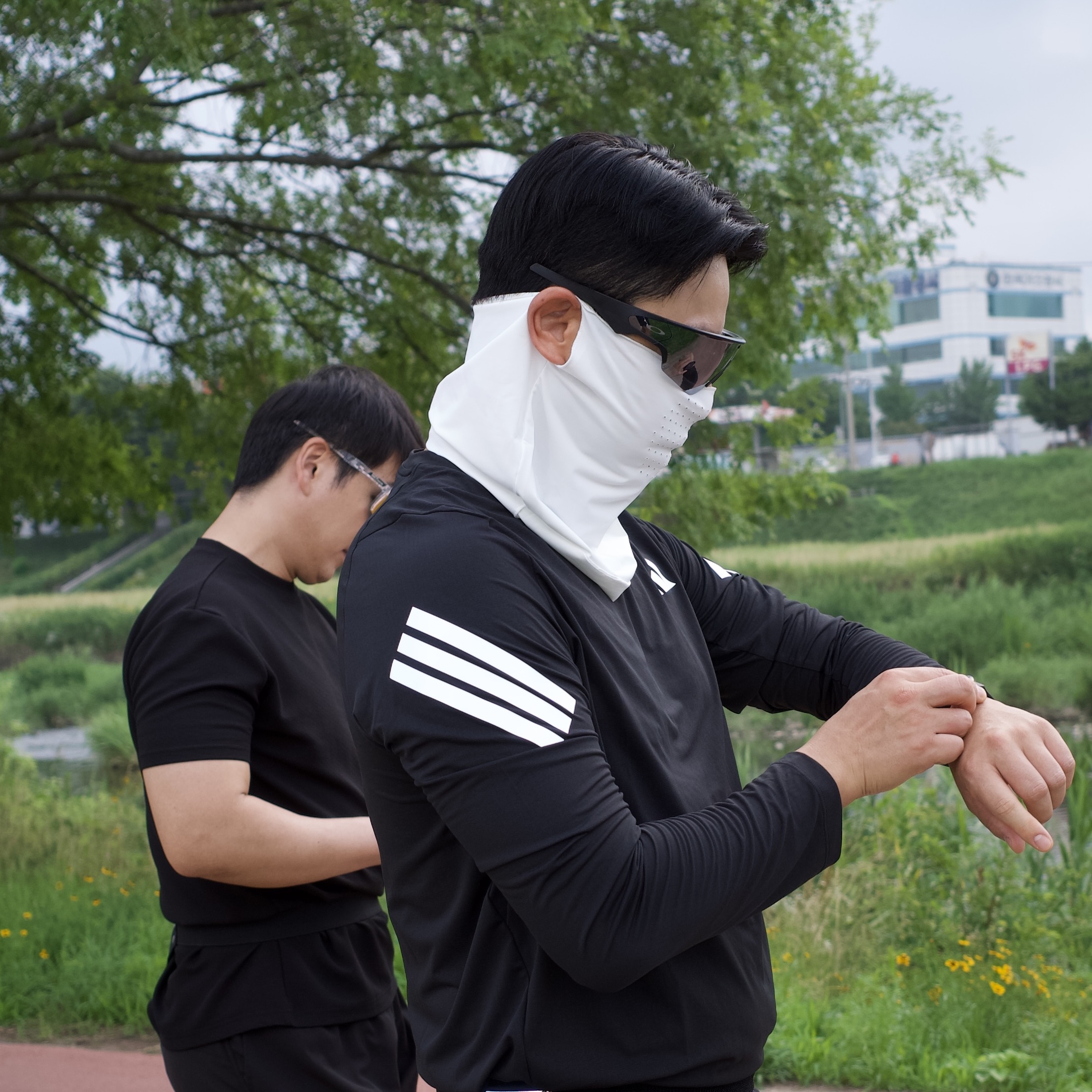 [10% 적립] Garmin Forerunner 570 GPS 47mm Black (WiFi), Oakley Meta Vanguard Black Frame Prizm Black Lenses Universal Fit (Korean Ver.) 착용 스타일