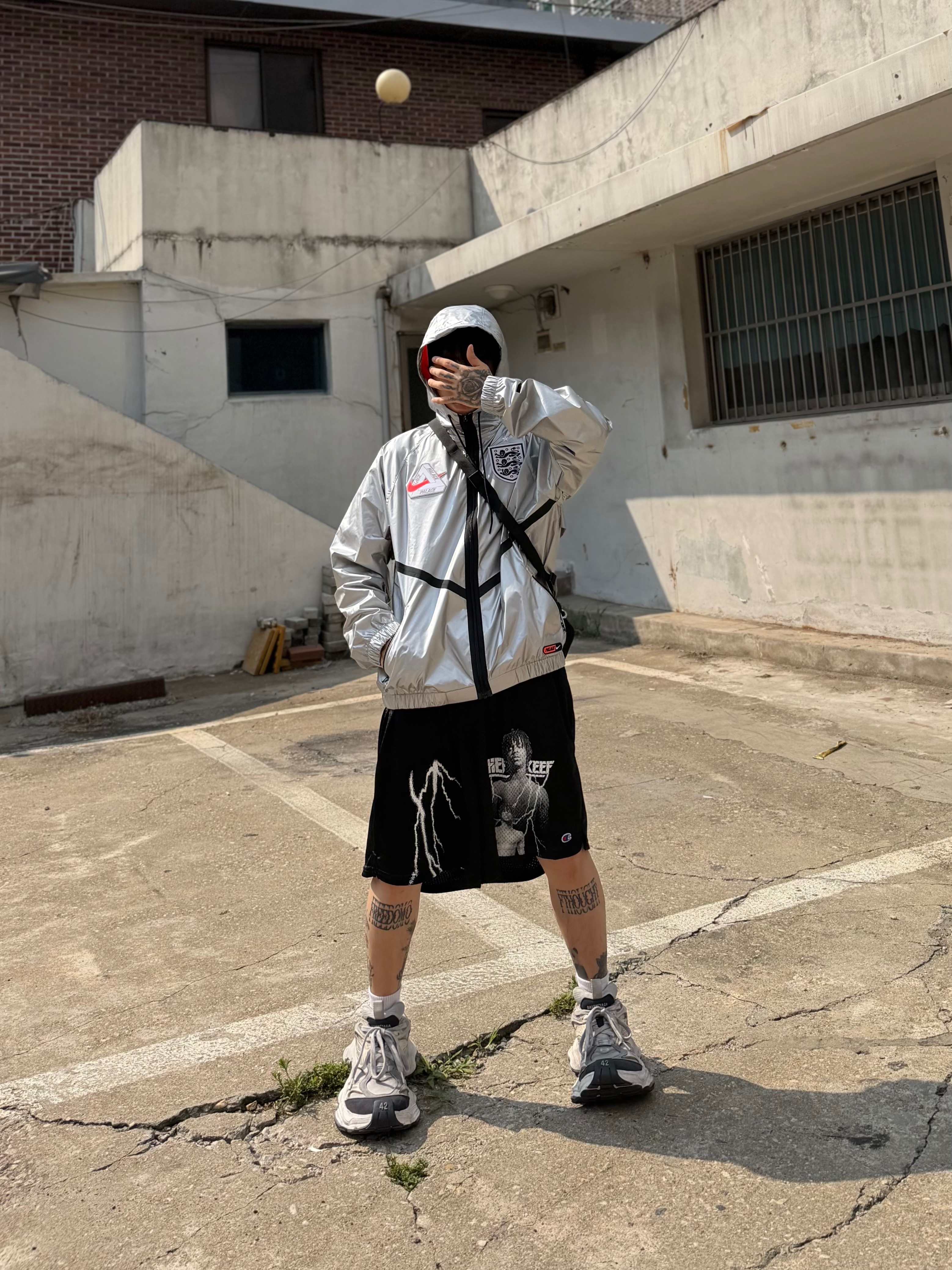 Palace x Nike England Dri-Fit Academy Anthem Jacket Pewter Grey Bright Crimson 착용 스타일 - 7