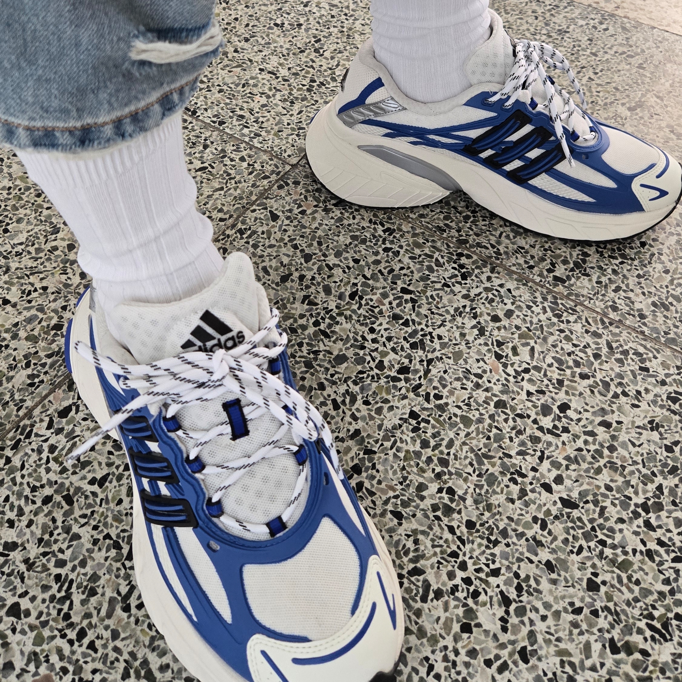 Adidas Adistar XLG 2.0 White Hi-Res Blue 착용 스타일 - 1