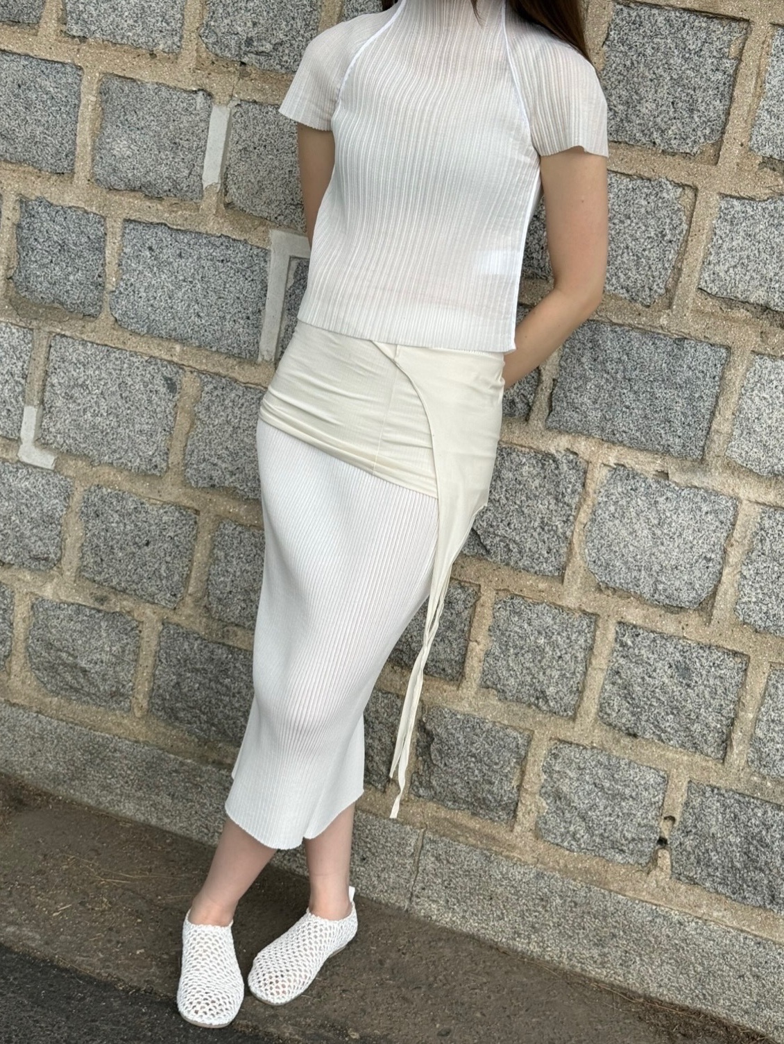 Amomento Women Pleats Raglan Top White - 26SS 착용 스타일 - 1