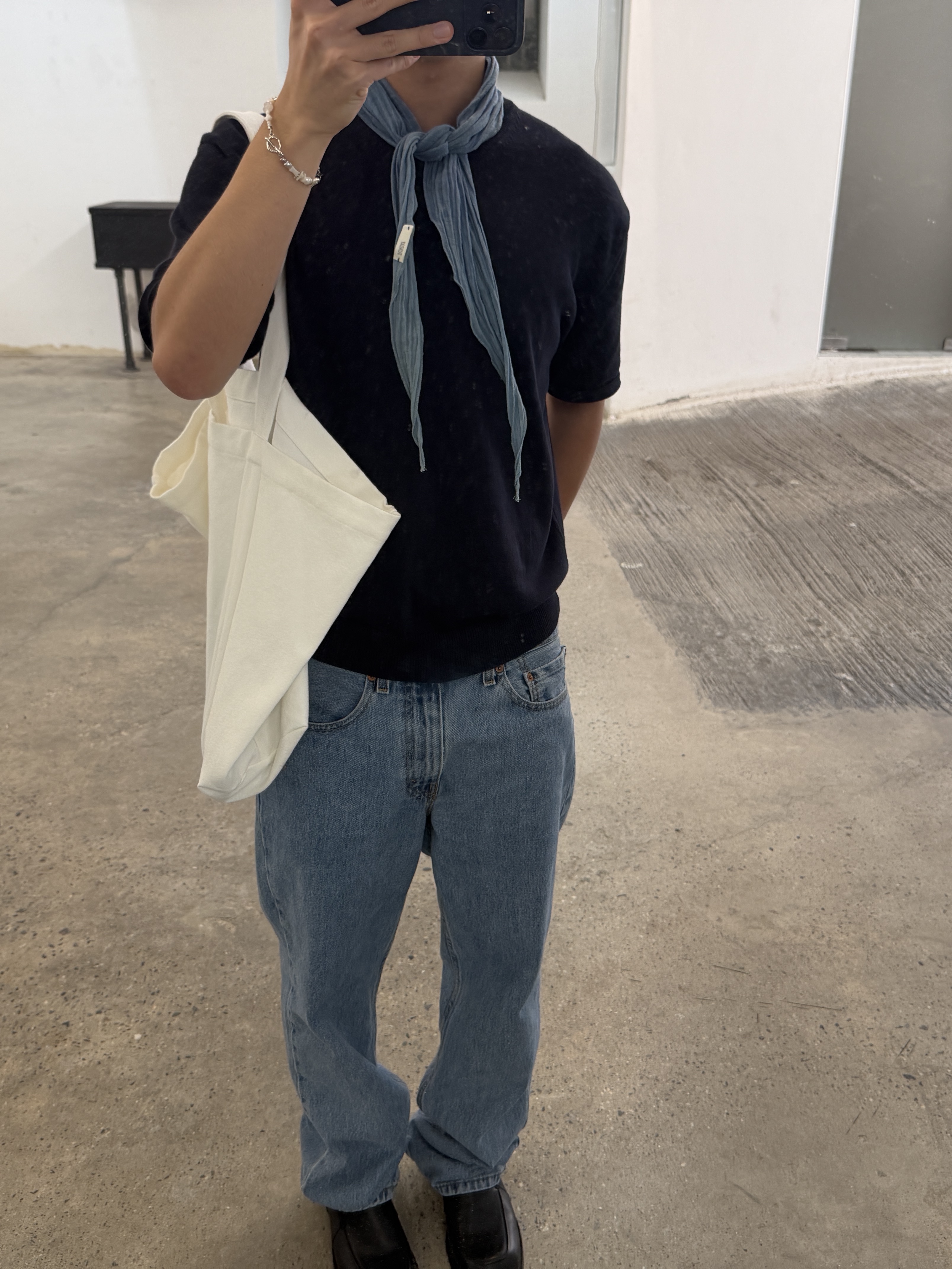 SUNDAY CEREMONY Natural Dyed Neckerchief - Deep Indigo 착용 스타일 - 2