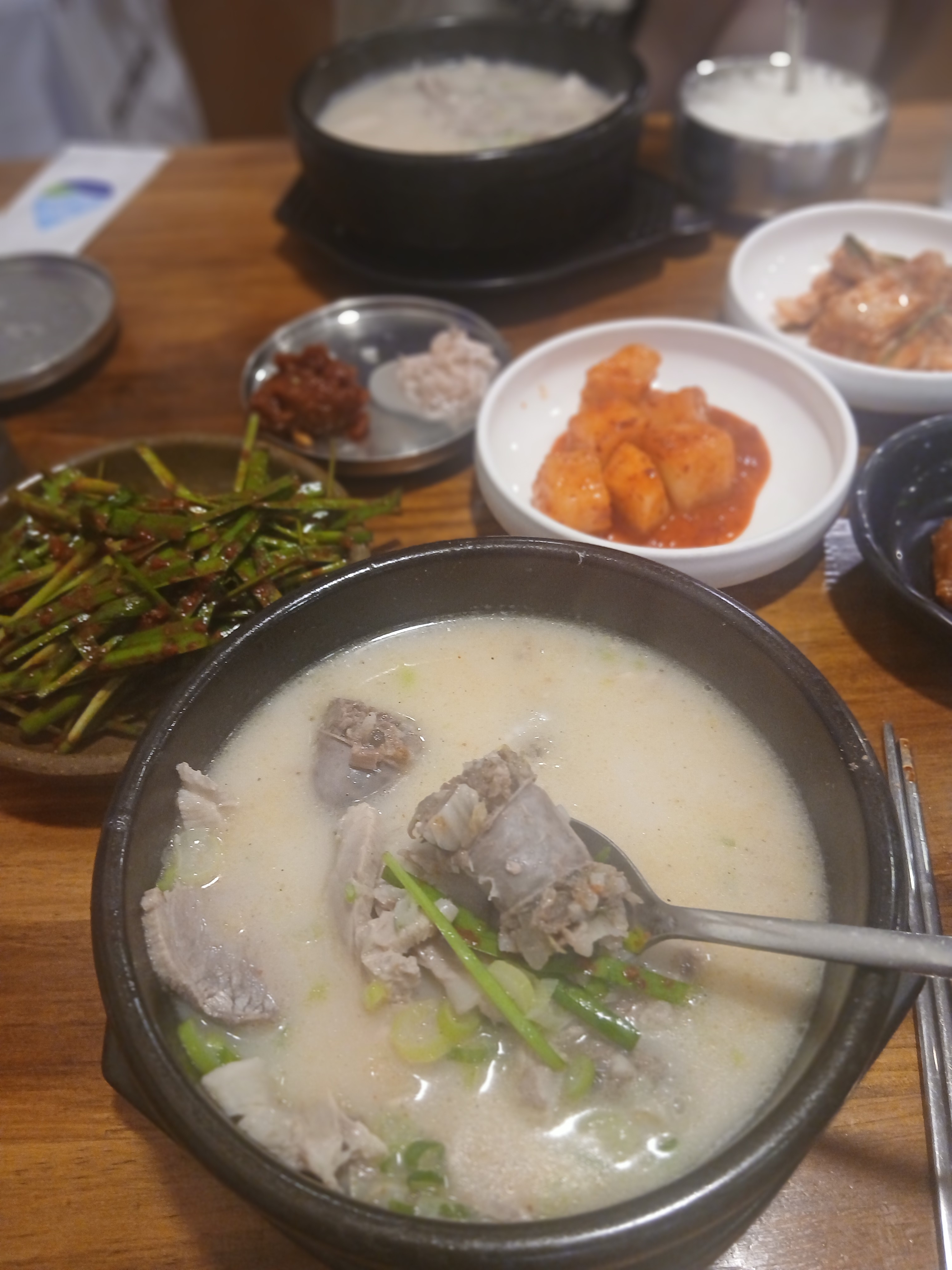 나이키 ACG 트레일 캡 블랙, 아크테릭스 엔보이 그랜드 월 SS 티셔츠 씨 솔트 착용 스타일 - 9