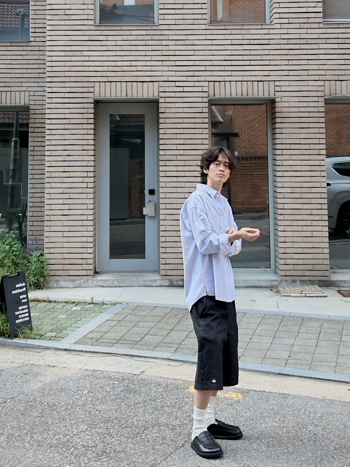 Dickies Loose Fit 13 Inch Flat Front Work Shorts Black 착용 스타일 - 1