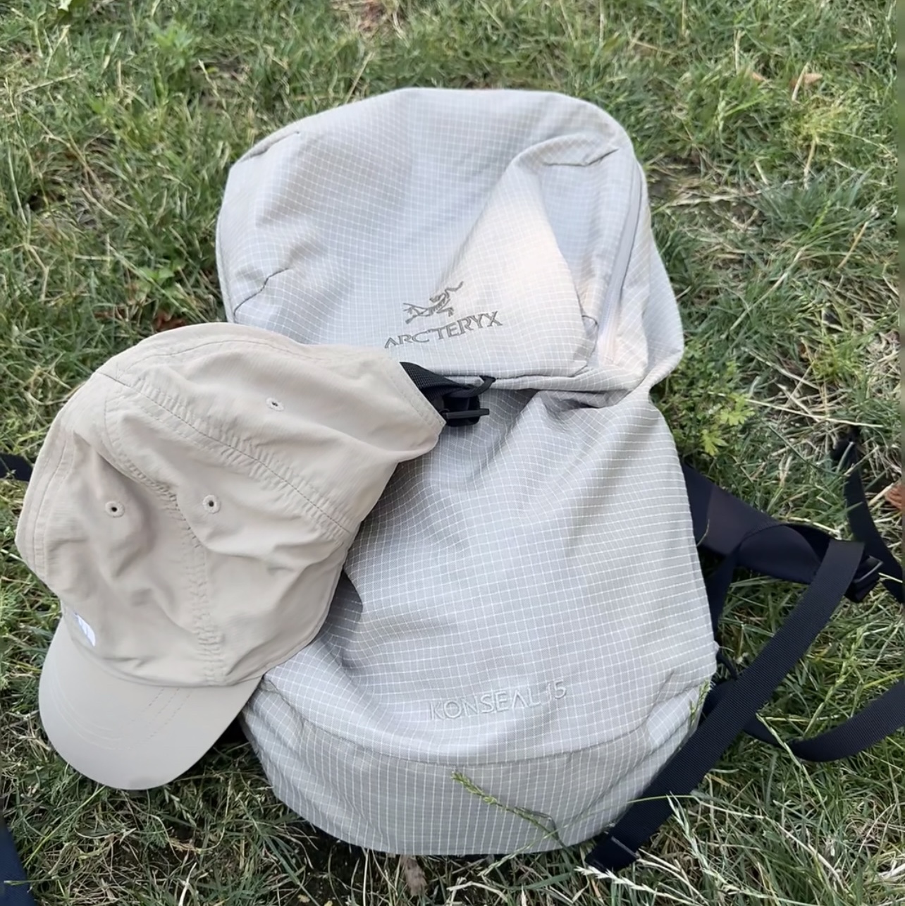 Arc'teryx Konseal 15 Backpack Rune 착용 스타일 - 1