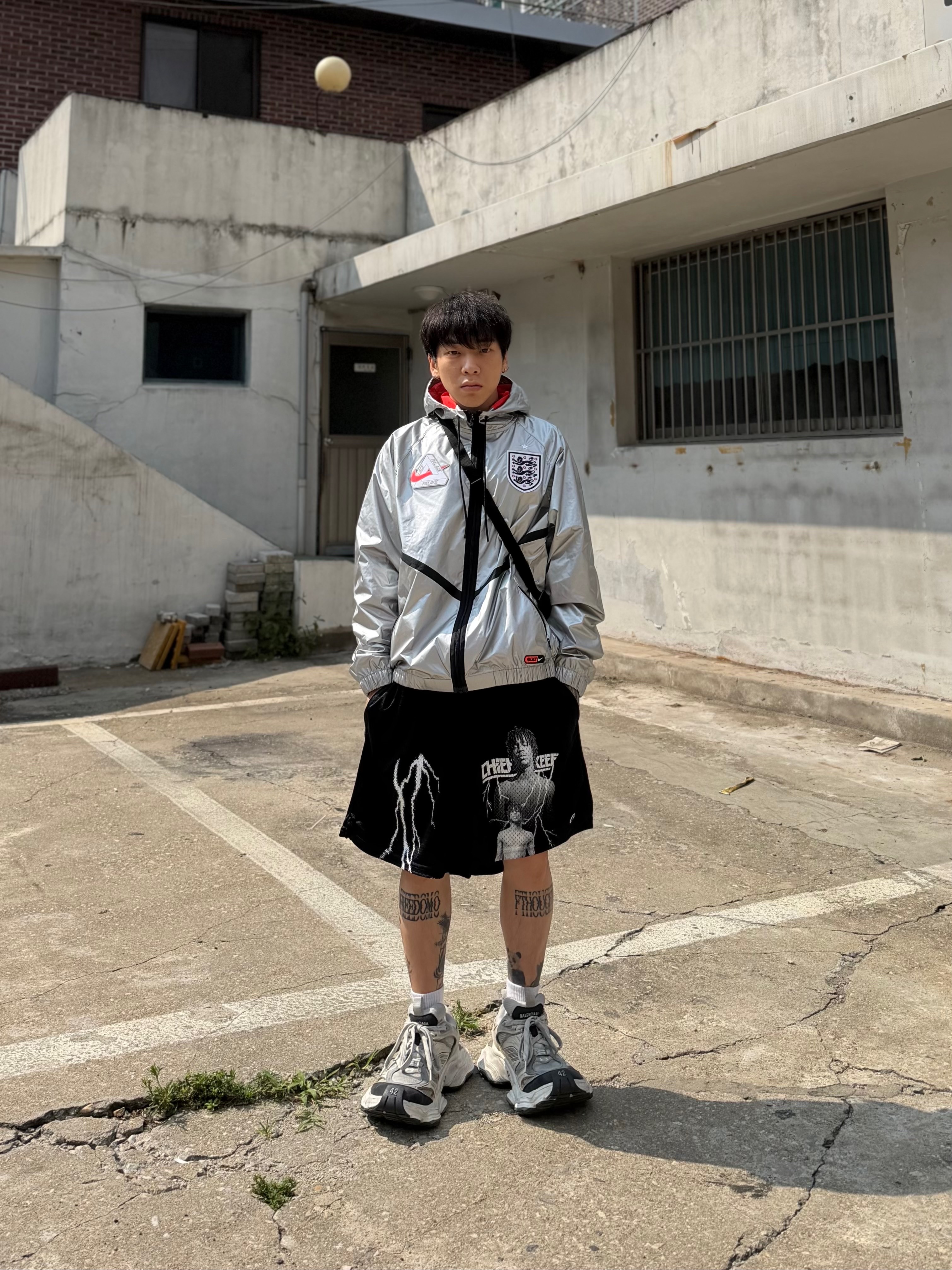 Palace x Nike England Dri-Fit Academy Anthem Jacket Pewter Grey Bright Crimson 착용 스타일 - 2
