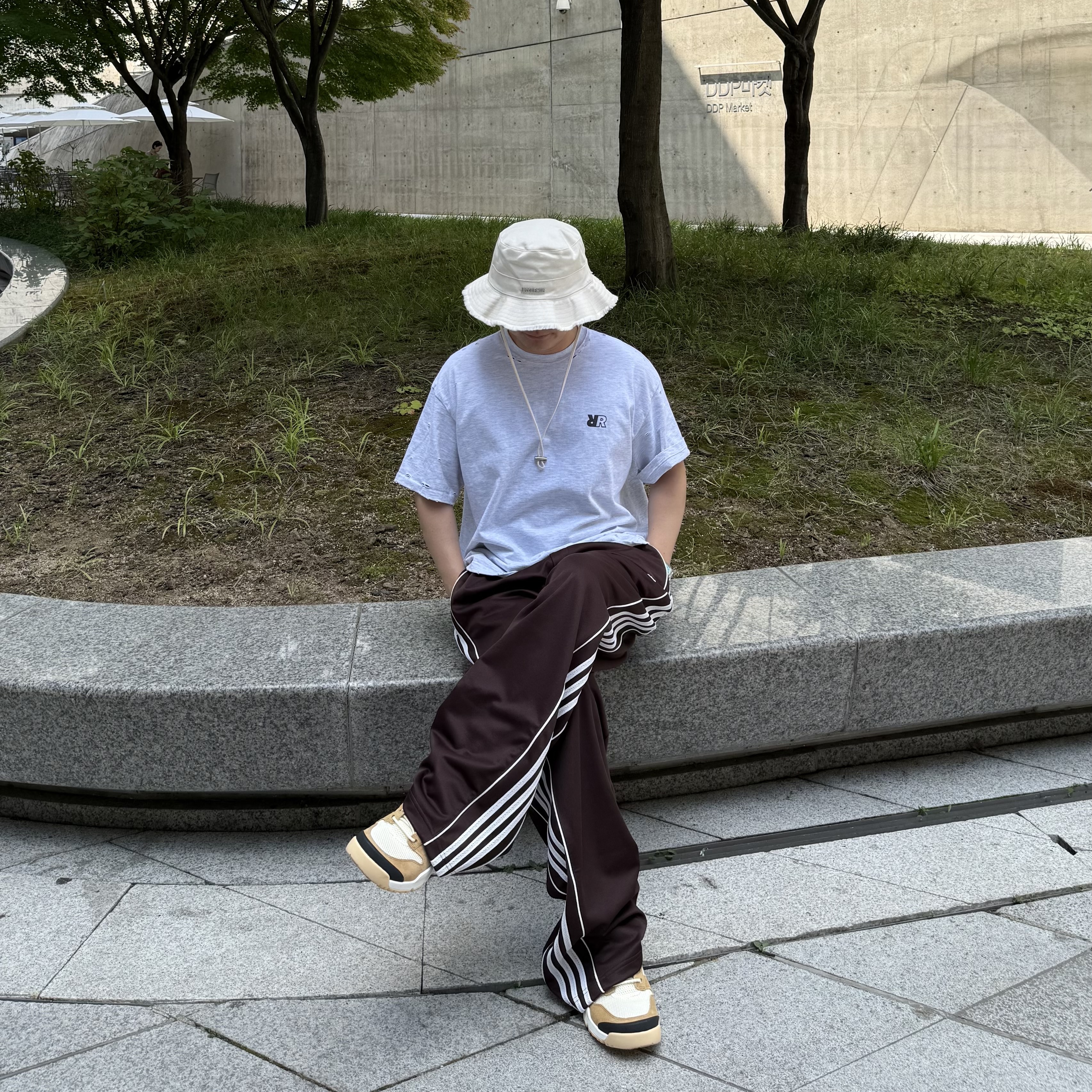 Jacquemus Le Bob Artichaut Bucket Hat Off White, Adidas x Wales Bonner Track Pants Shadow Brown - US Sizing 착용 스타일