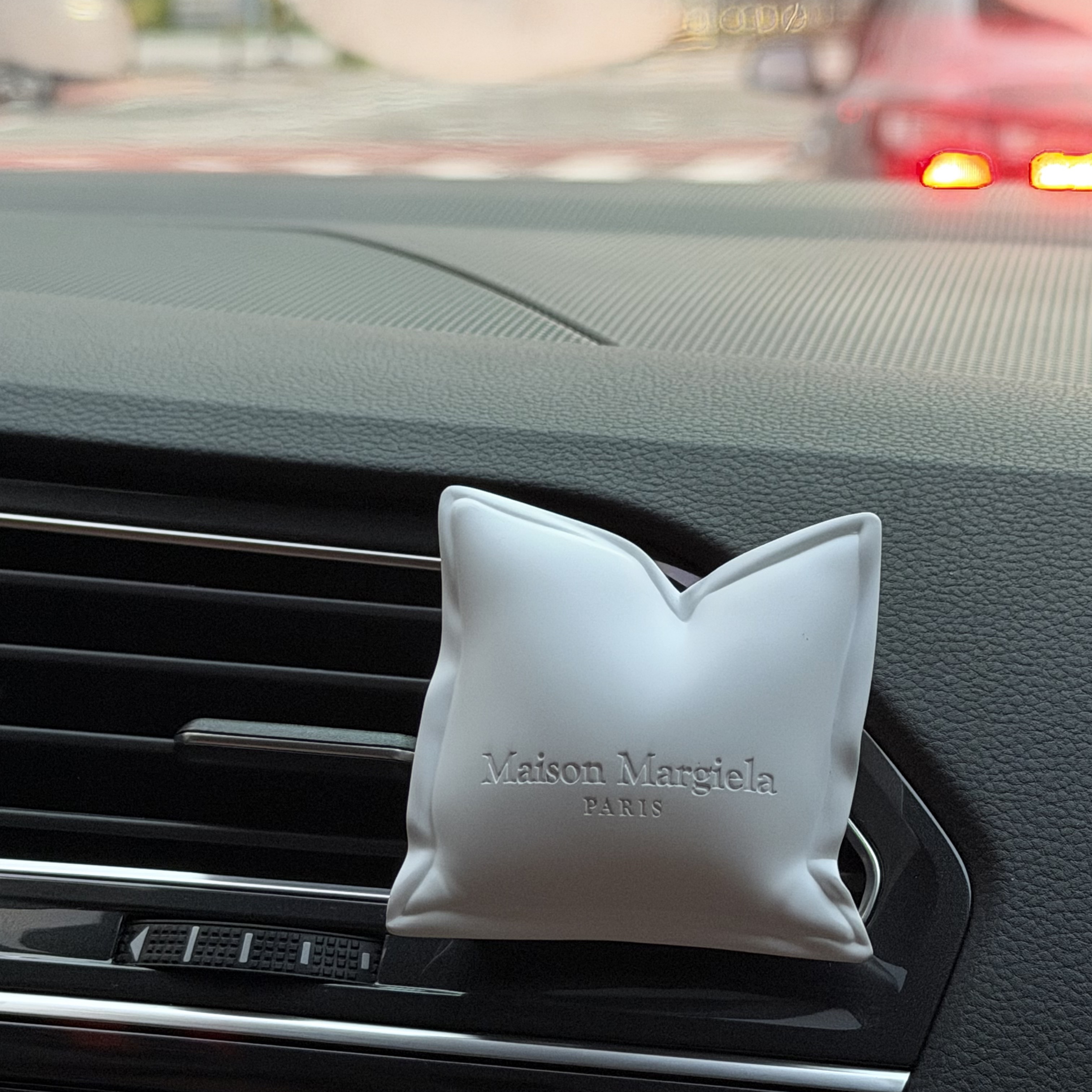 [사은품 이벤트] MAISON MARGIELA REPLICA LAZY SUNDAY MORNING CAR DIFFUSER 착용 스타일 - 1