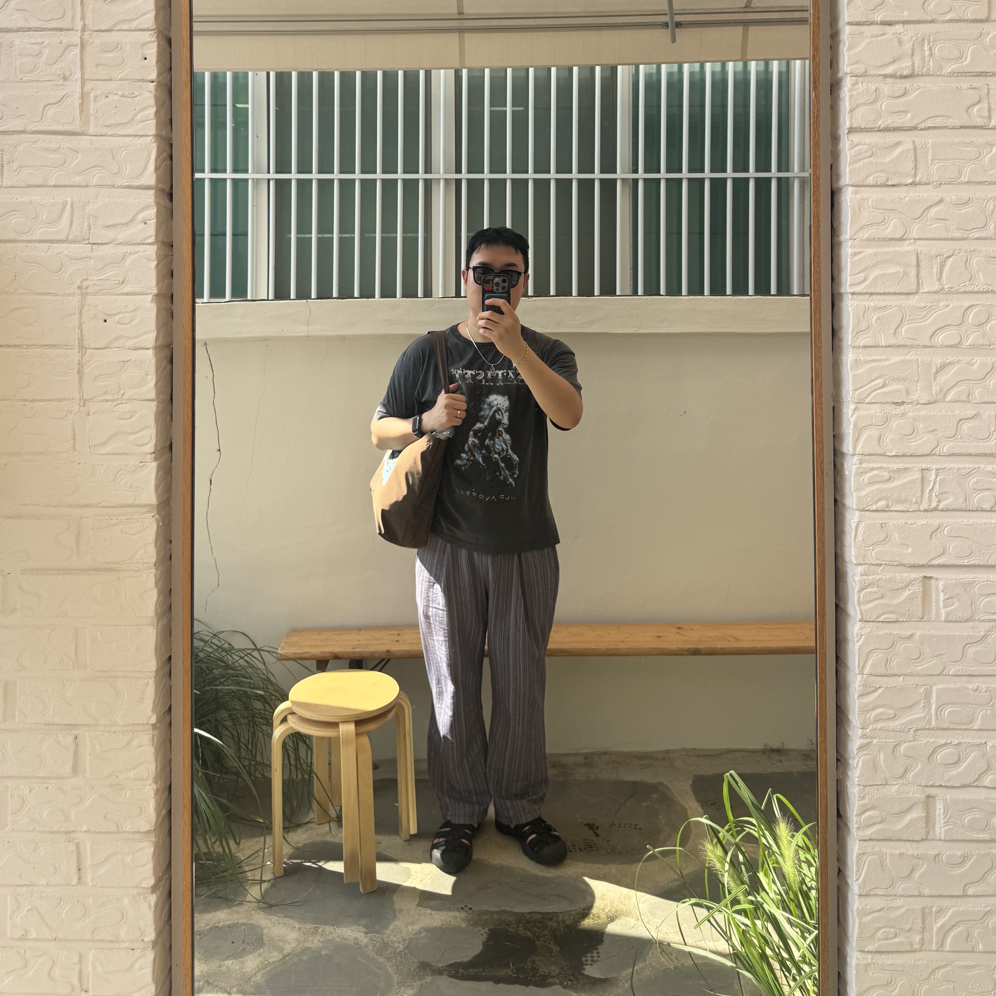 Satisfy Mothtech T‑Shirt Aged Black, Keen Newport H2 Triple Black 착용 스타일