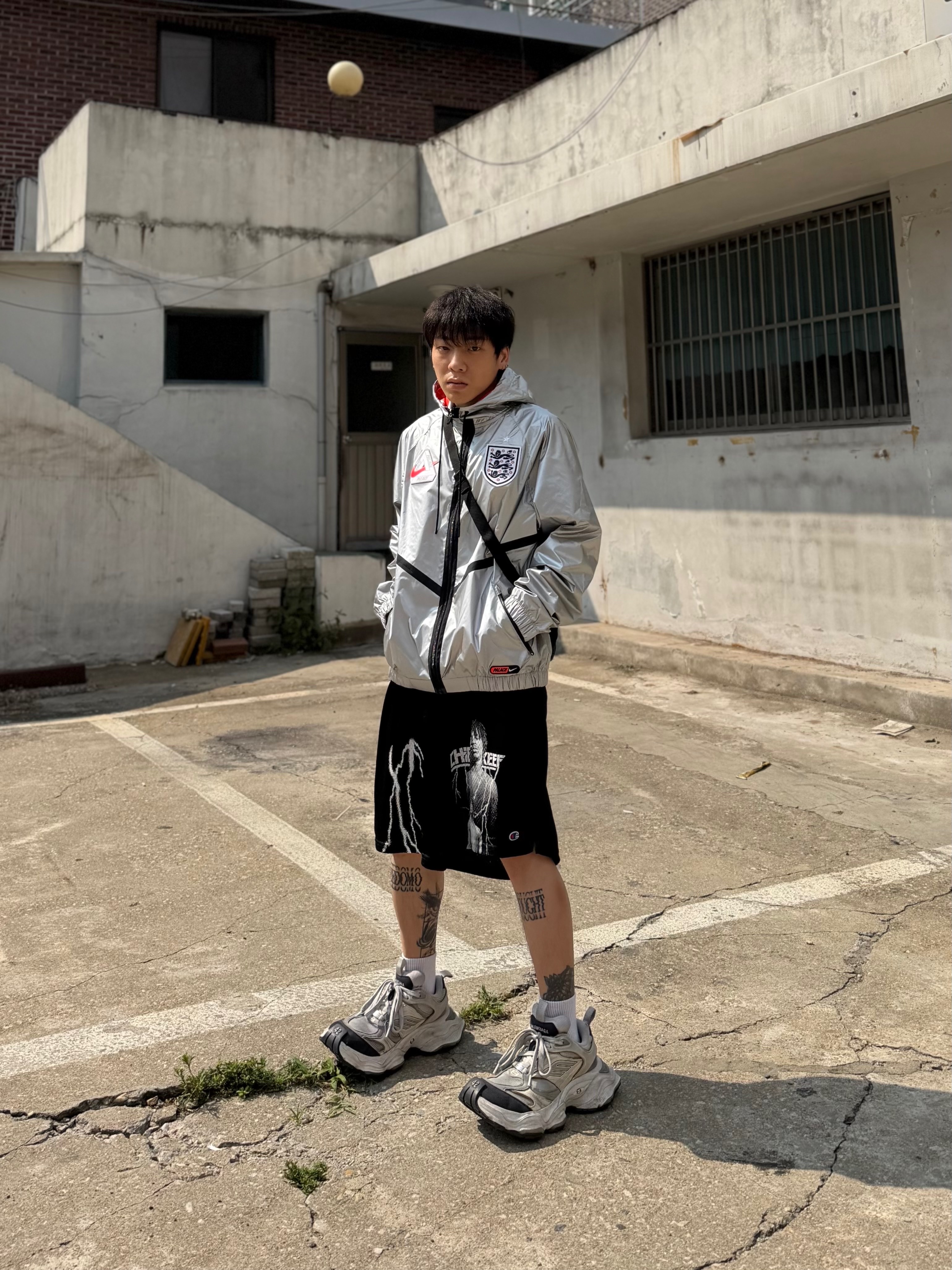 Palace x Nike England Dri-Fit Academy Anthem Jacket Pewter Grey Bright Crimson 착용 스타일 - 1