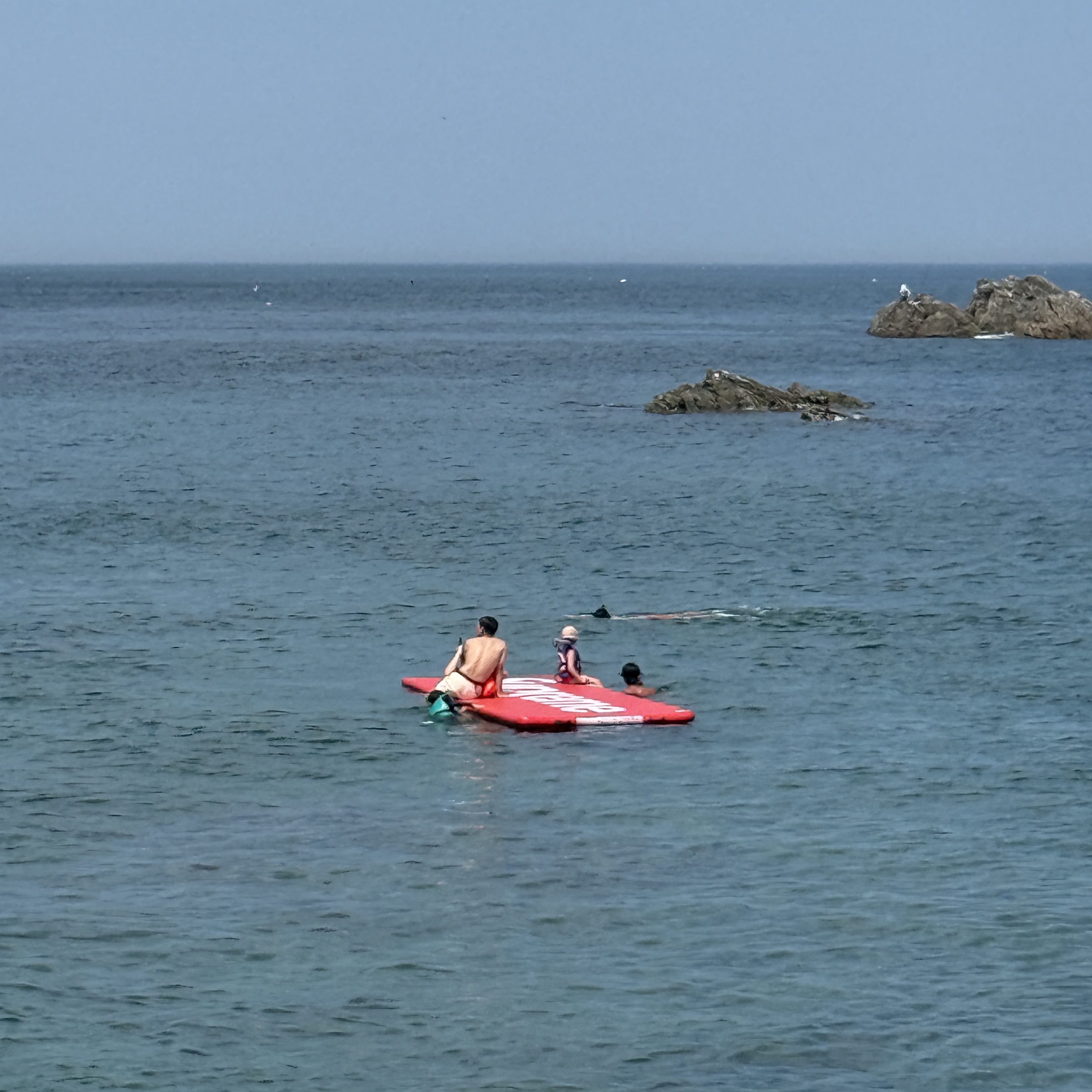 Supreme x O'Brien Runway Inflatable 16-Foot Island Red - 26SS 착용 스타일 - 4
