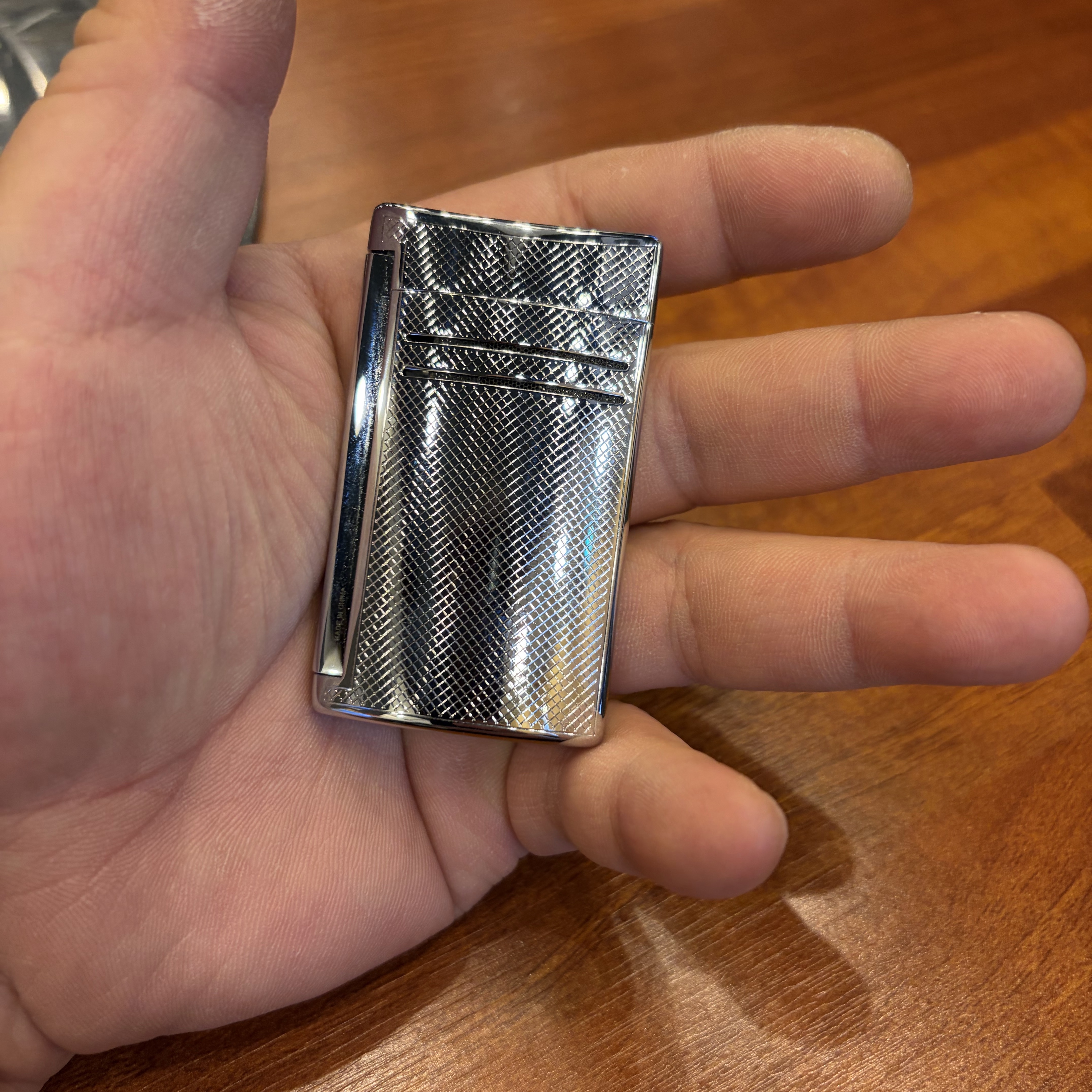 S.T. Dupont Maxijet Chrome Finish Lighter Silver 착용 스타일