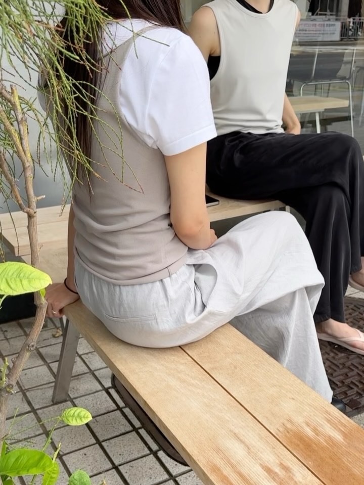 Amomento Women Sleeveless Knit Top Grey Beige - 26SS 착용 스타일 - 3