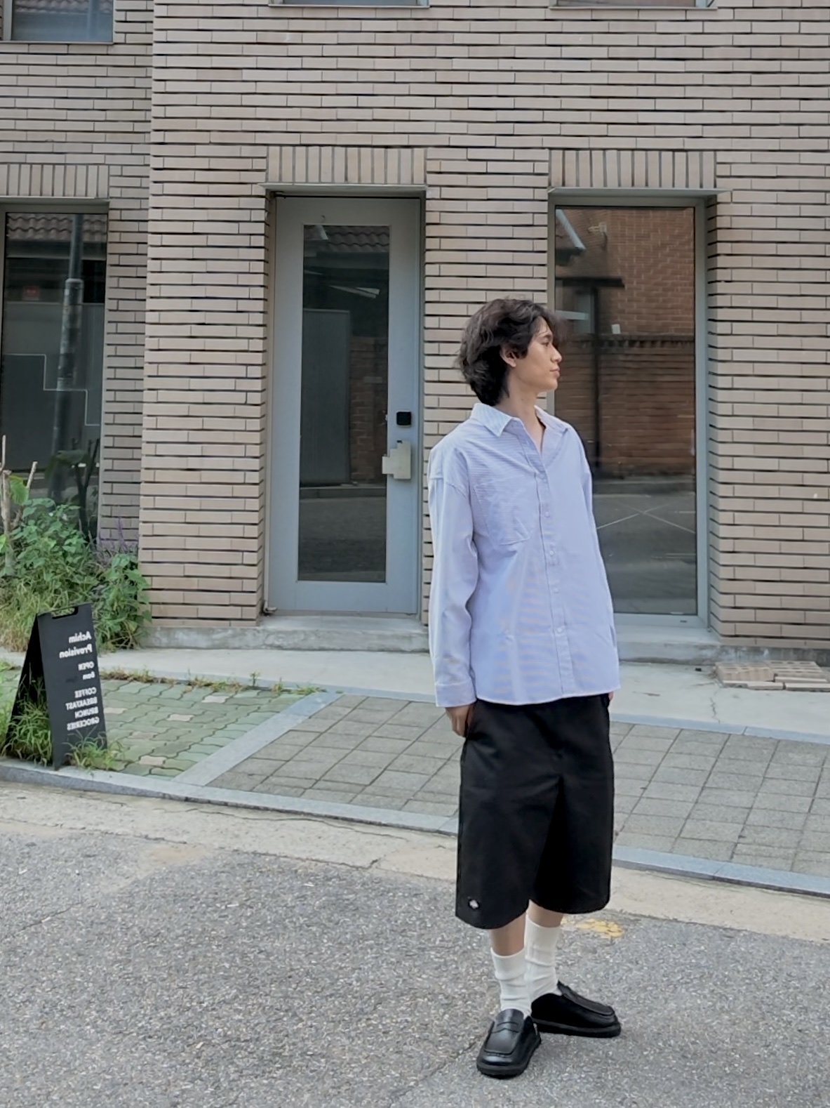 Dickies Loose Fit 13 Inch Flat Front Work Shorts Black 착용 스타일 - 2