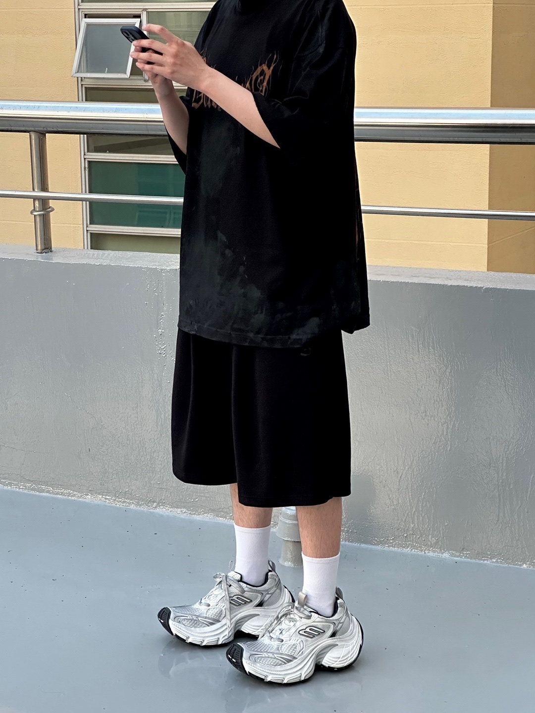 Undermycar MU.127 Classic Logo Brush Washed Sweat Shorts Black, Balenciaga 10XL Sneakers White Black Grey 착용 스타일