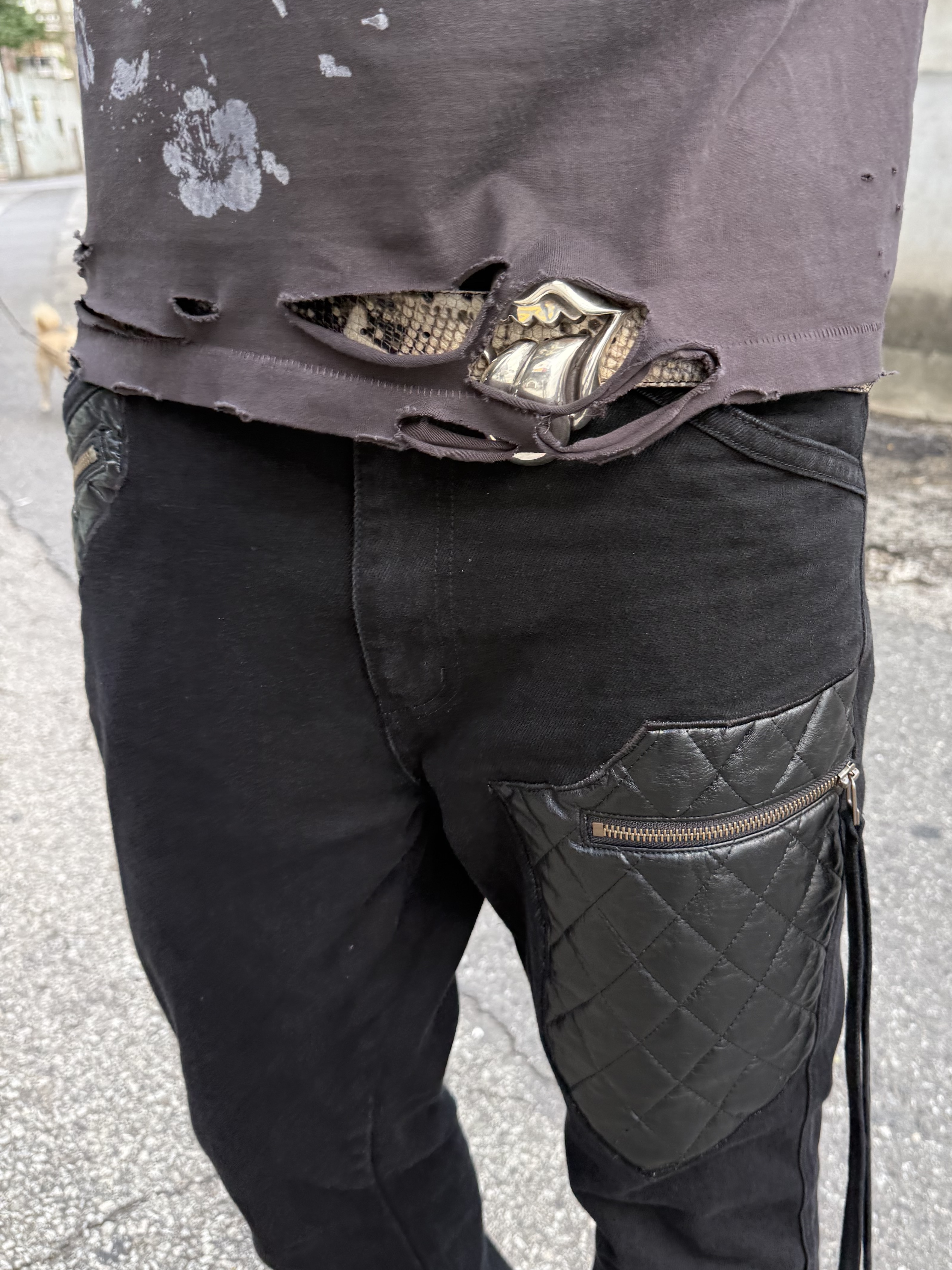 emostanceclub Leather Patch Flared Jeans V3 Black, emostanceclub Core Belt Snake Embossed Light Brown 착용 스타일 - 4