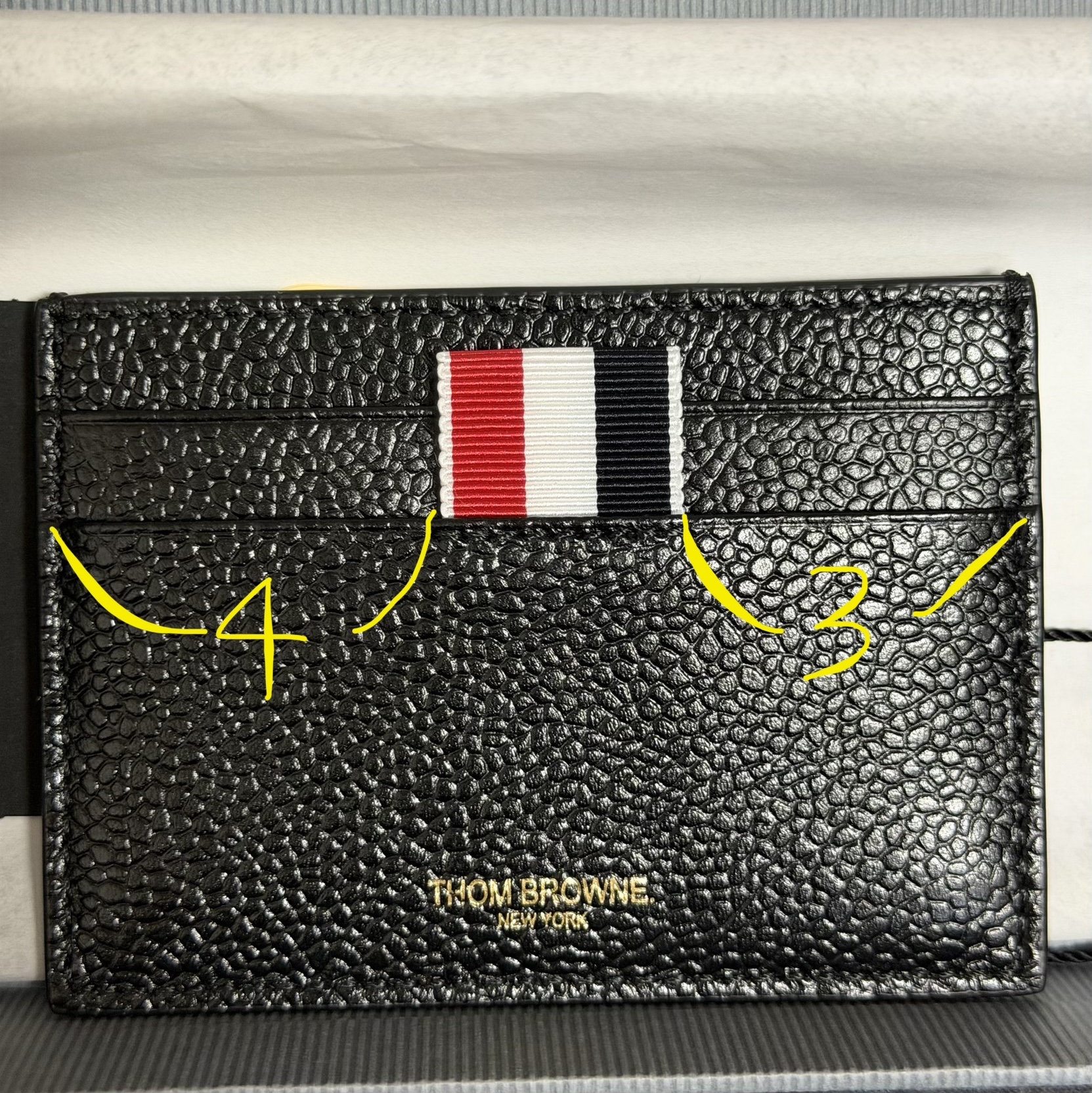 Thom Browne Pebble Grain Leather Stripe Note Compartment Card Holder Black 착용 스타일