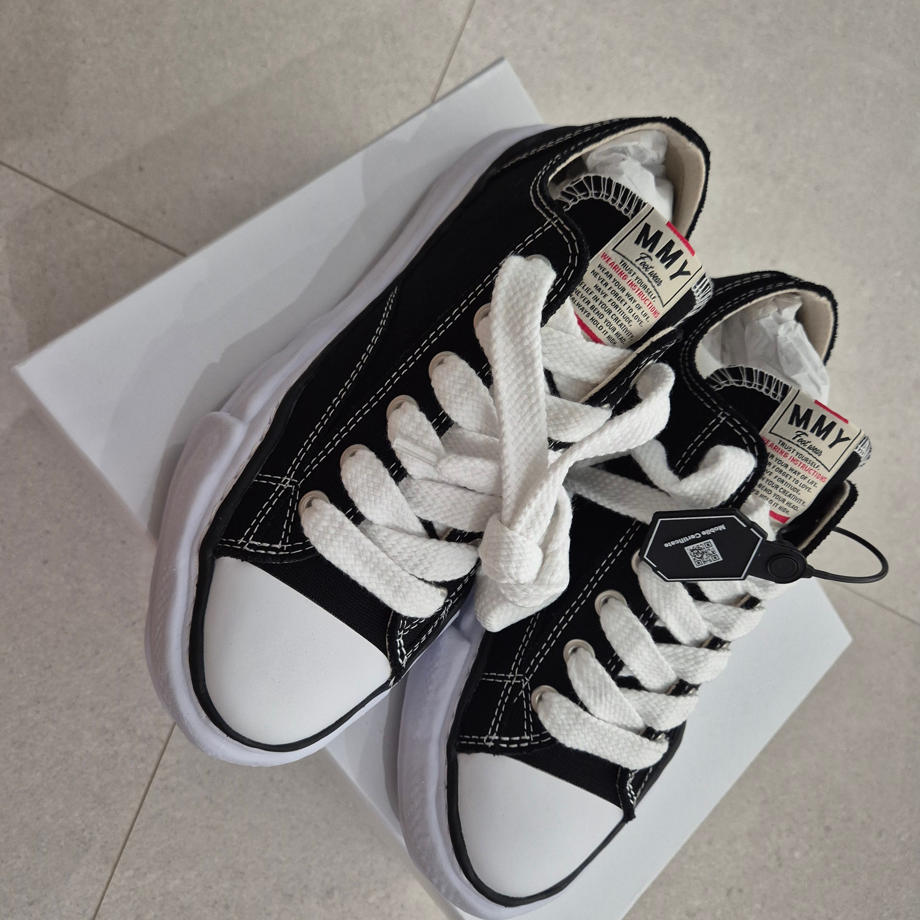Maison Mihara Yasuhiro Peterson OG Sole Canvas Low Sneakers Black 착용 스타일 - 4