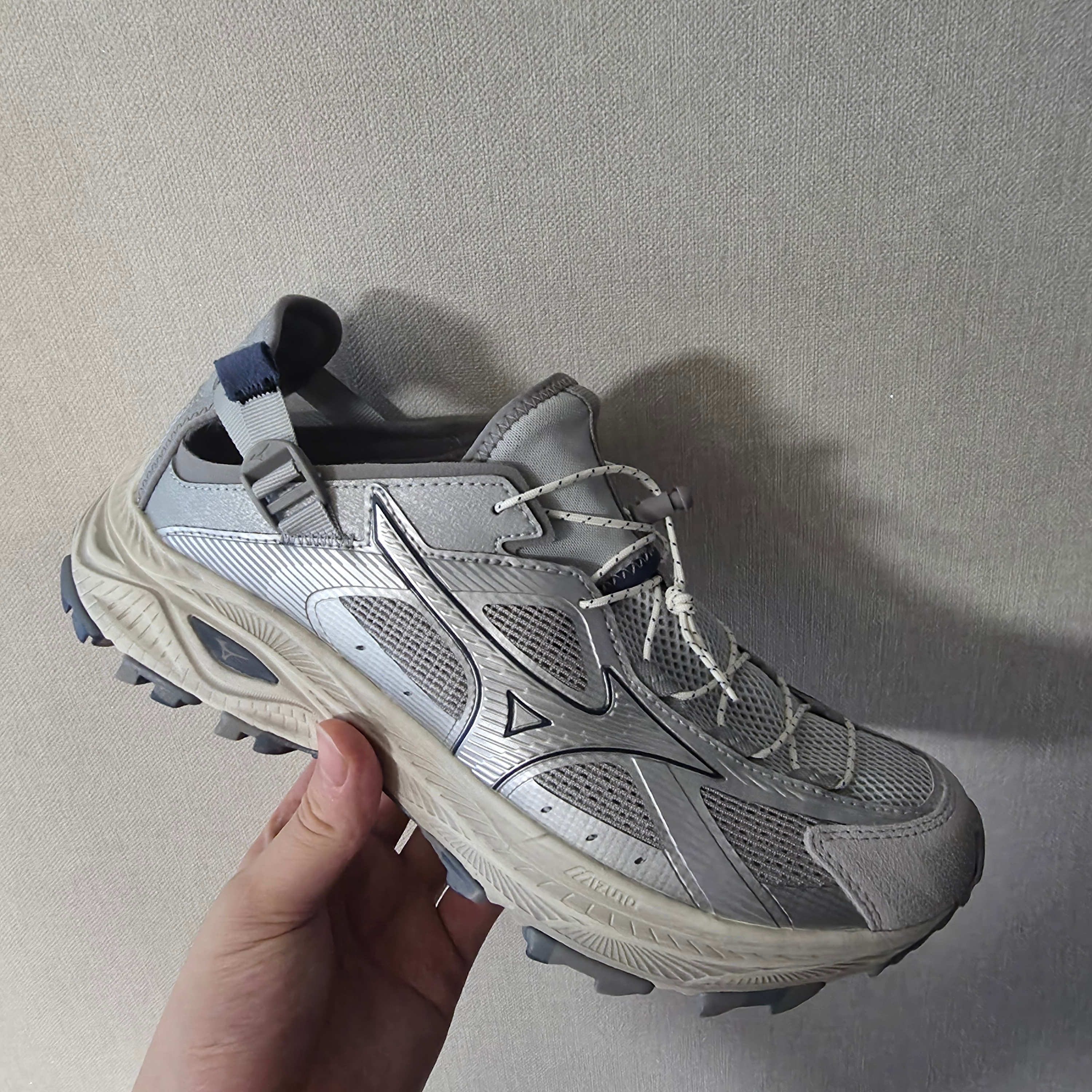 Mizuno Racer Trail SE V2 Silver Grey 착용 스타일