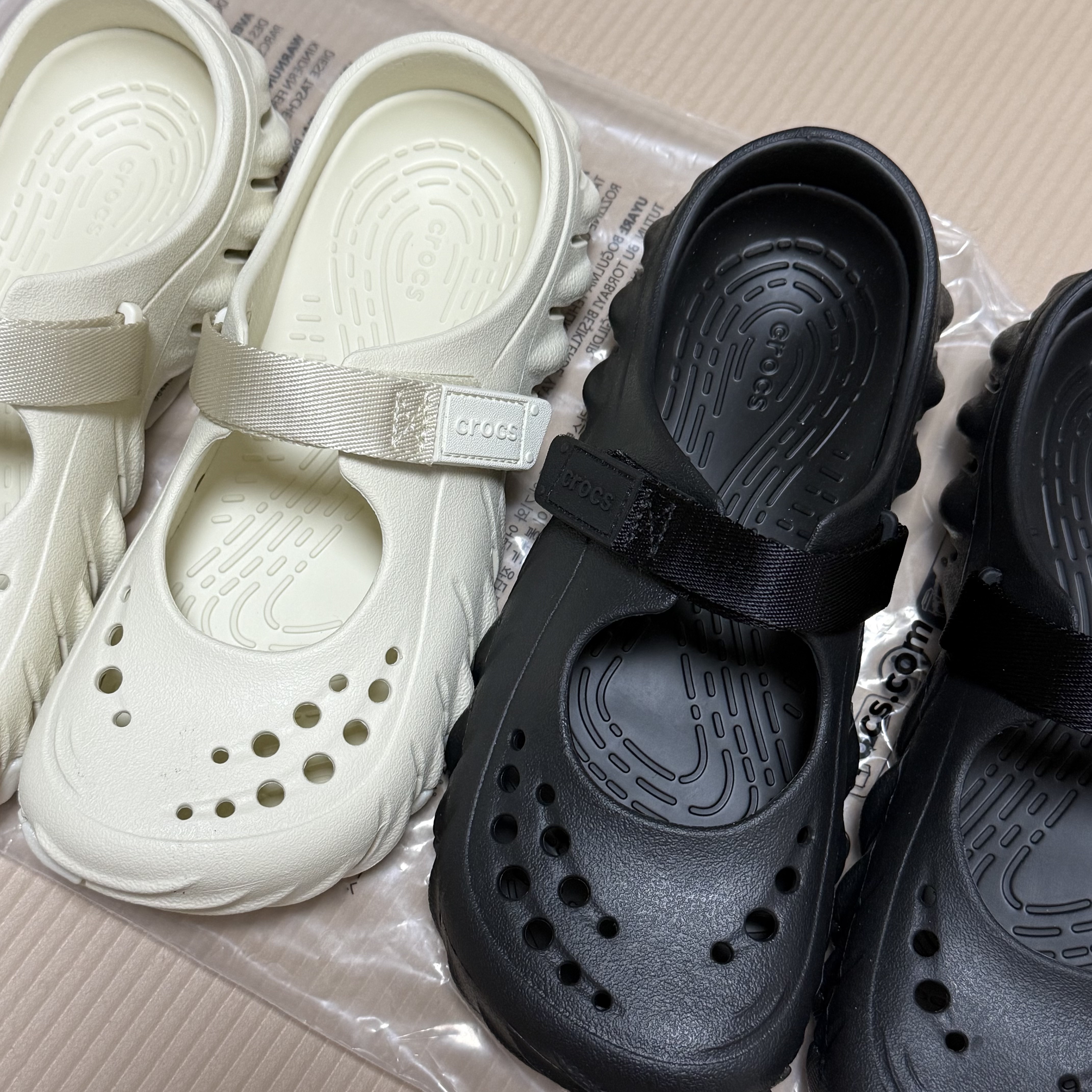 (W) Crocs Echo Mary Jane Clog Black, (W) Crocs Echo Mary Jane Clog Summit White 착용 스타일 - 1