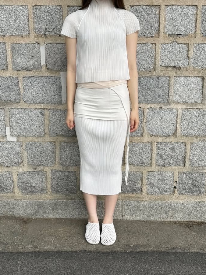 Amomento Women Pleats Raglan Top White - 26SS 착용 스타일 - 3