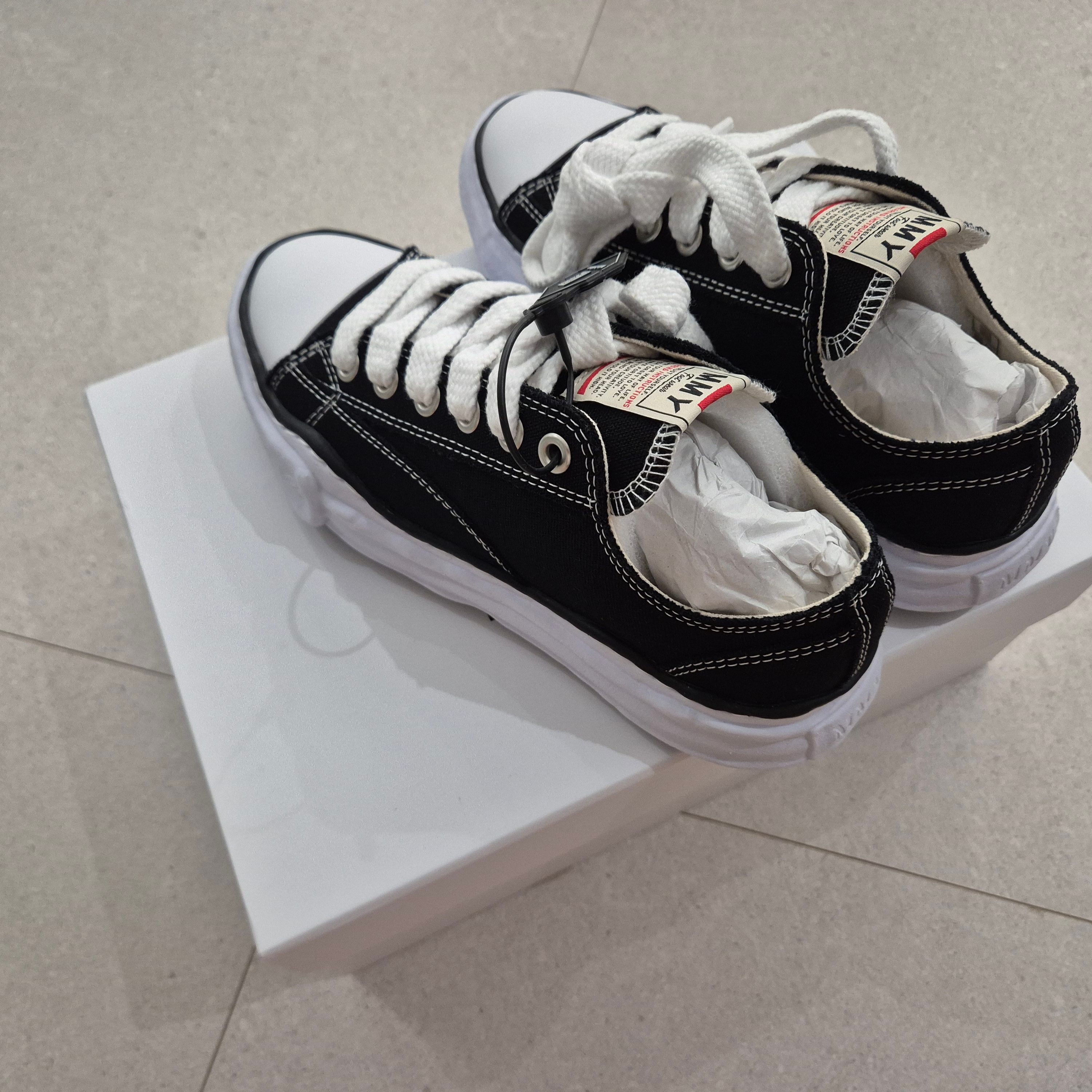 Maison Mihara Yasuhiro Peterson OG Sole Canvas Low Sneakers Black 착용 스타일 - 5