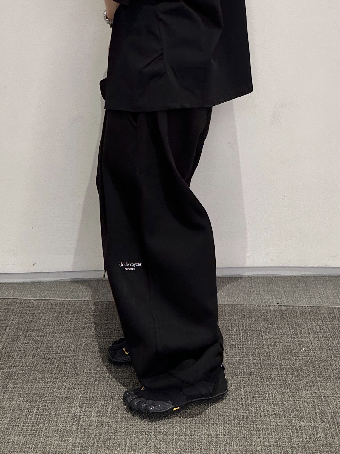 Undermycar Mu.03 Anti Fxxking Logo Play Oversized Sweat Jogger Black 착용 스타일 - 2
