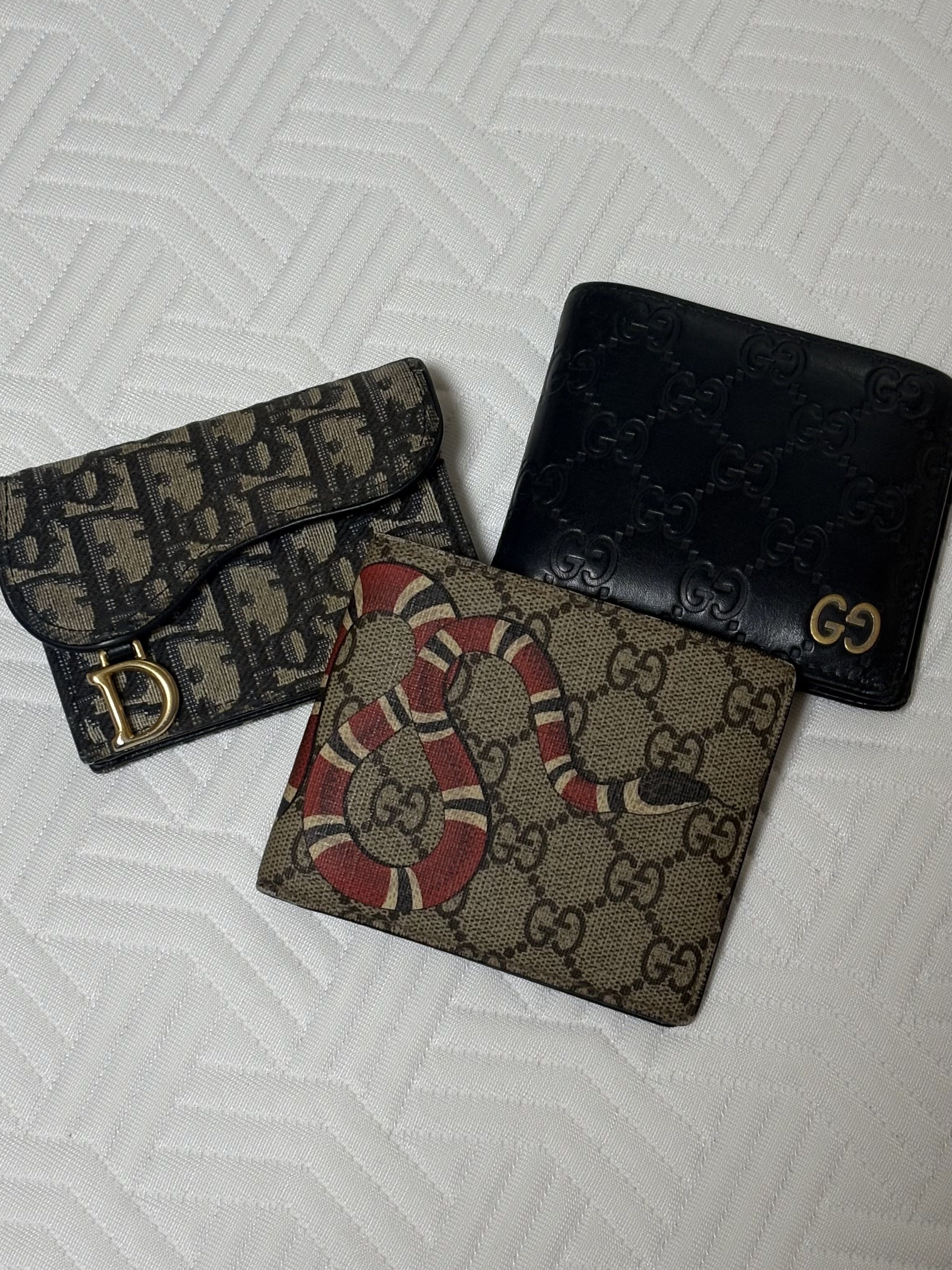 Gucci Kingsnake Print GG Supreme Wallet, Dior Saddle Flap Card Holder Blue Dior Oblique Jacquard 착용 스타일