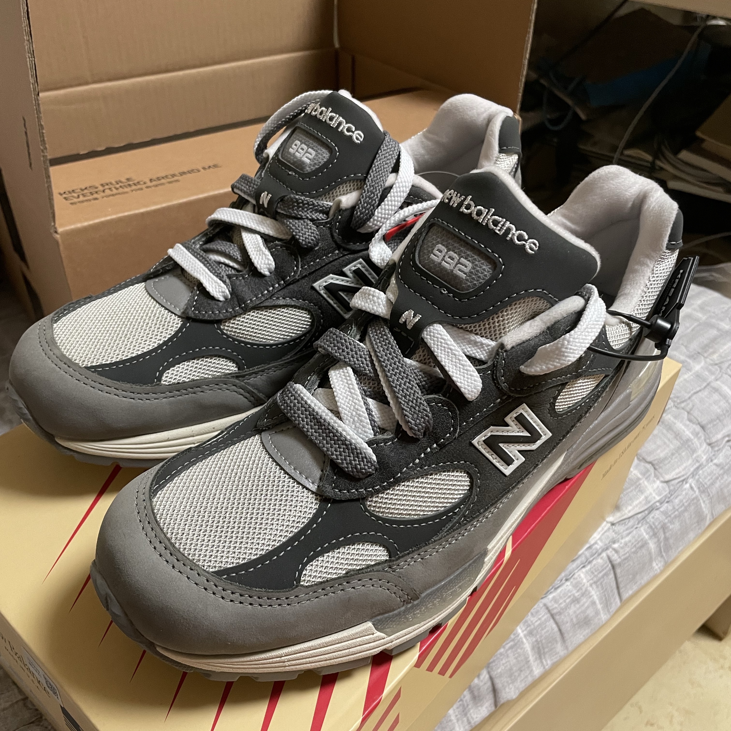 New Balance 992 Made in USA Shadow Grey 착용 스타일