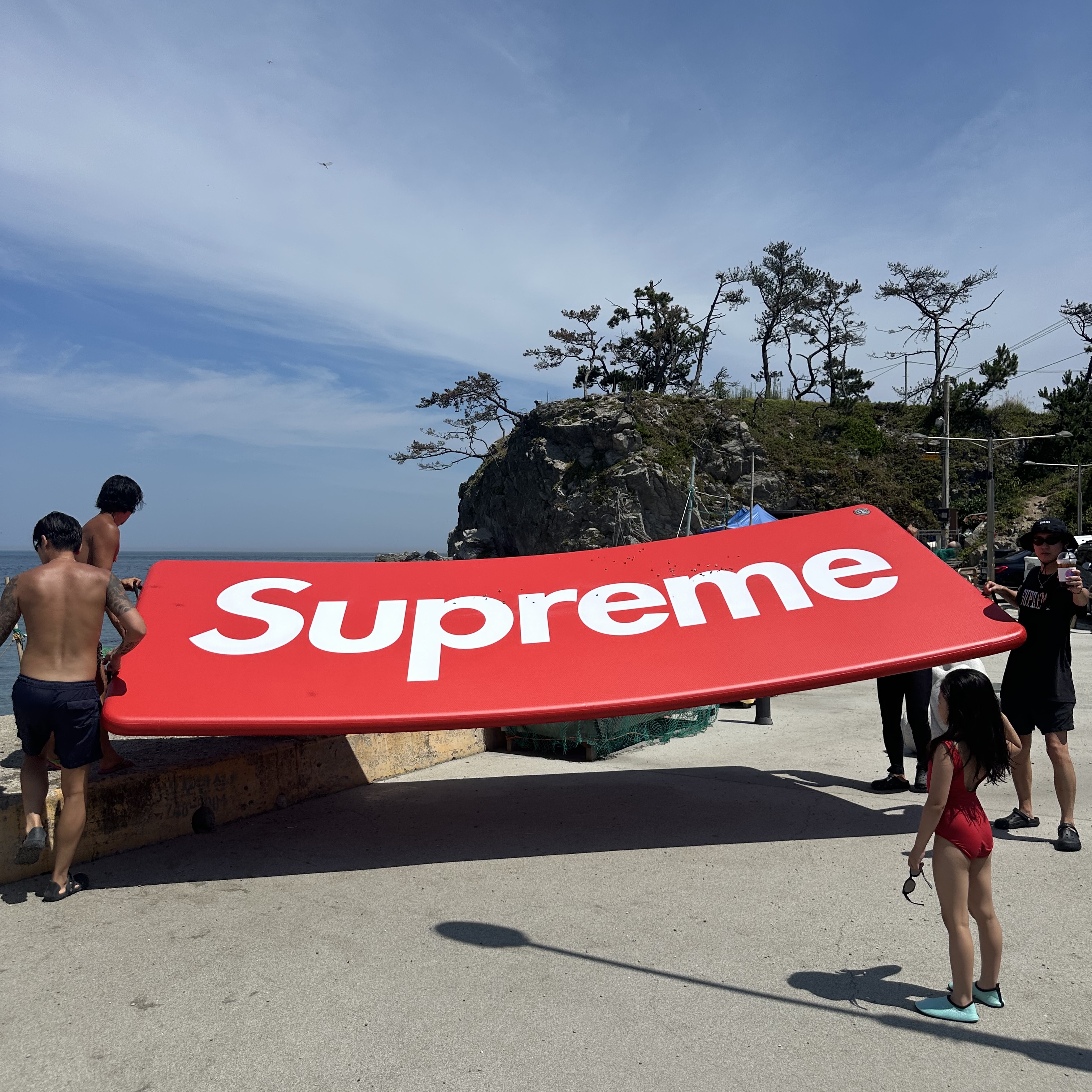 Supreme x O'Brien Runway Inflatable 16-Foot Island Red - 26SS 착용 스타일 - 1