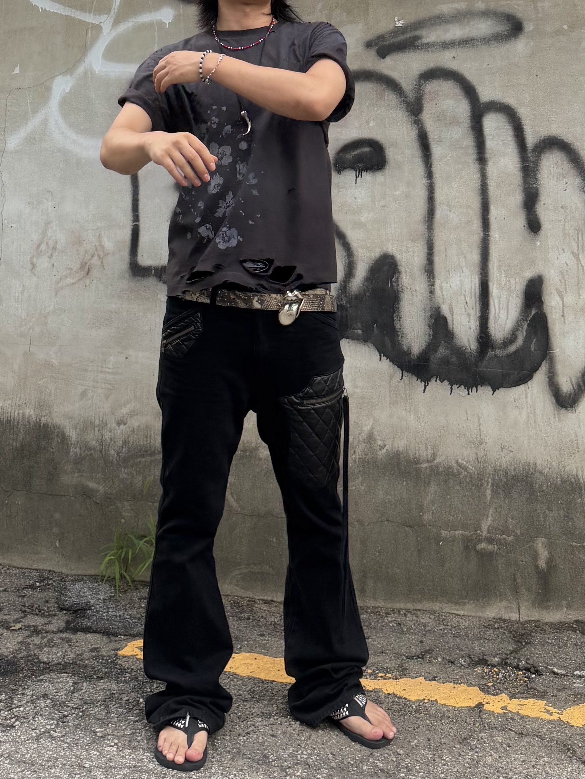 emostanceclub Leather Patch Flared Jeans V3 Black, emostanceclub Core Belt Snake Embossed Light Brown 착용 스타일 - 1