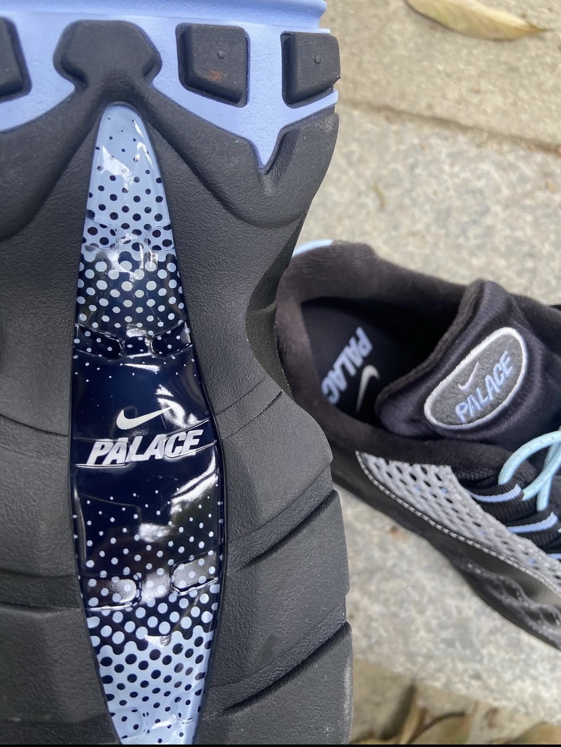 Nike x Palace Air Max 95 Metallic Silver Aluminum 착용 스타일 - 3