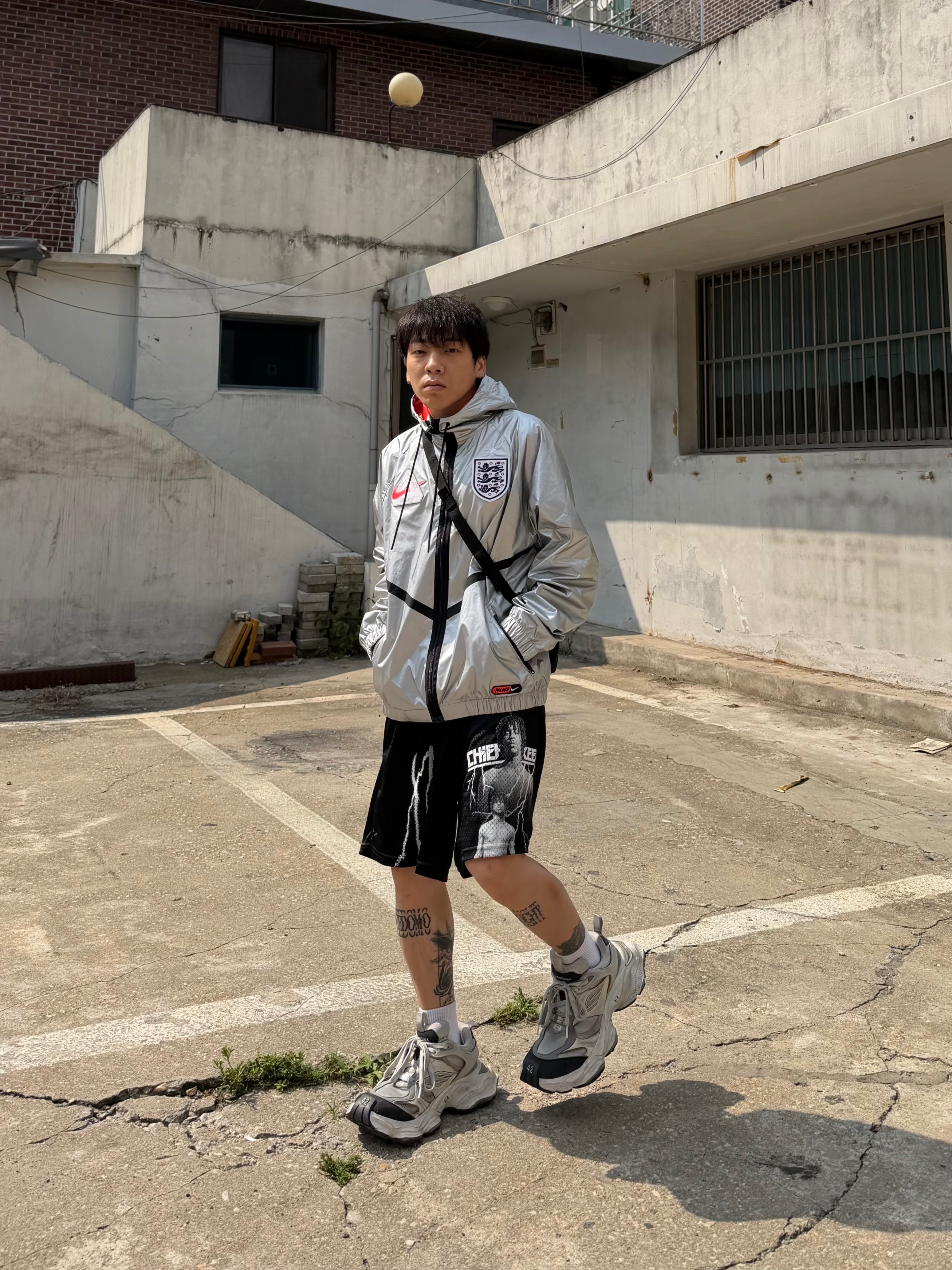 Palace x Nike England Dri-Fit Academy Anthem Jacket Pewter Grey Bright Crimson 착용 스타일 - 3