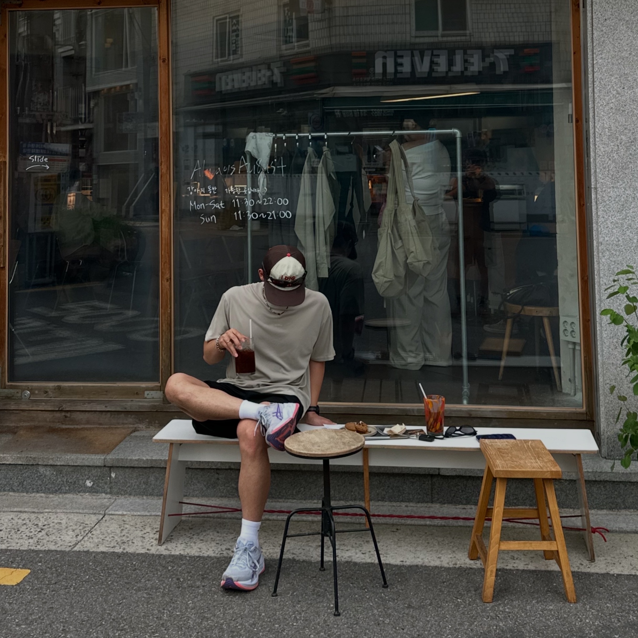 Alex Zono I Dig Running Trucker Hat OG Brown 착용 스타일 - 1
