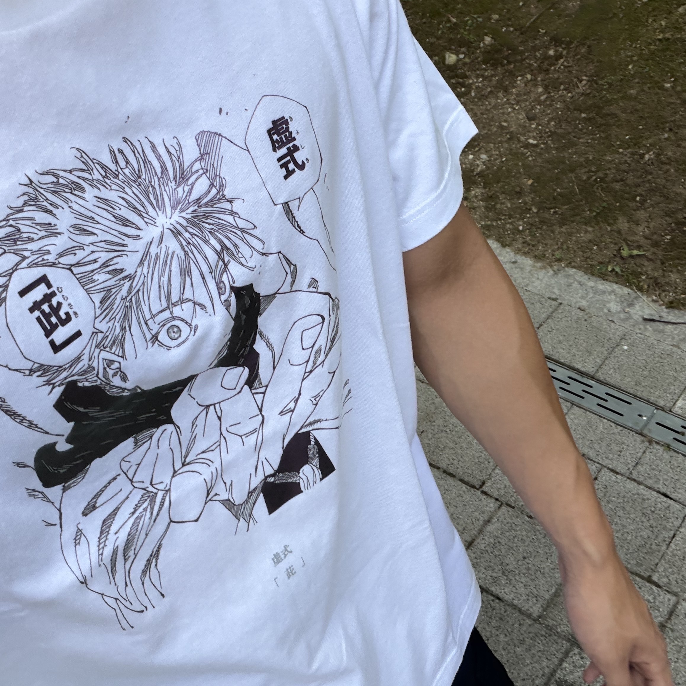 Uniqlo UT Shueisha 100th Anniversary Jujutsu Kaisen T-Shirt White 착용 스타일