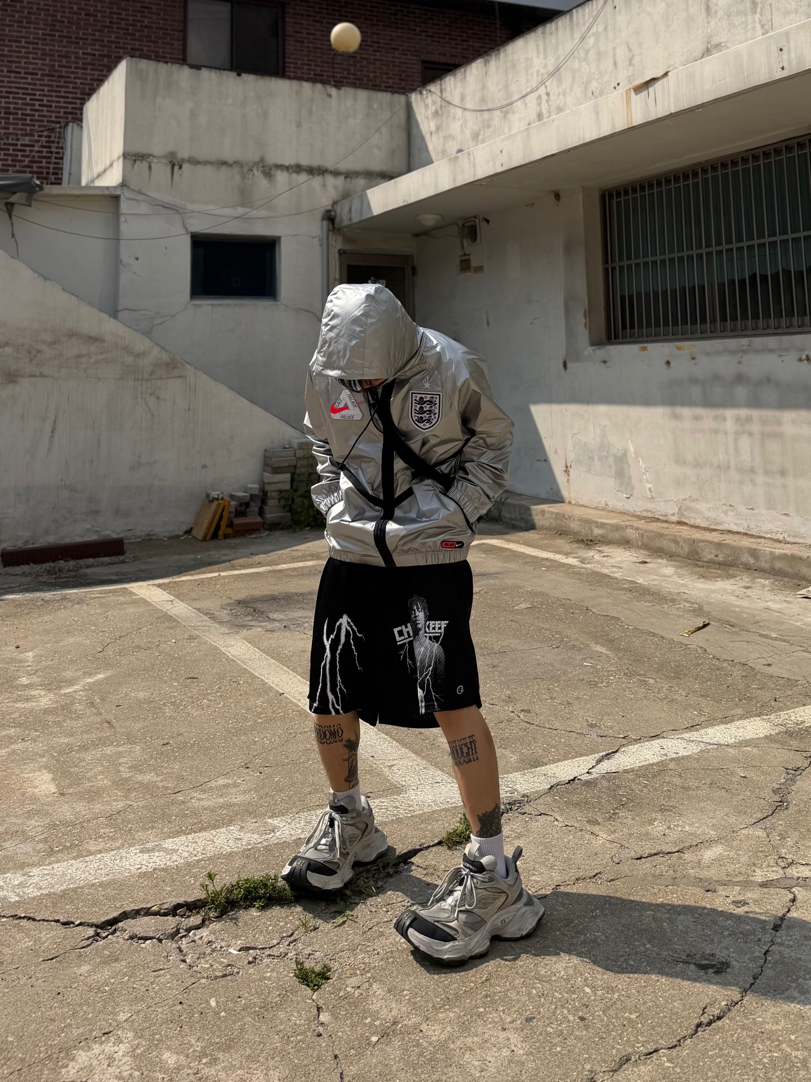 Palace x Nike England Dri-Fit Academy Anthem Jacket Pewter Grey Bright Crimson 착용 스타일 - 6