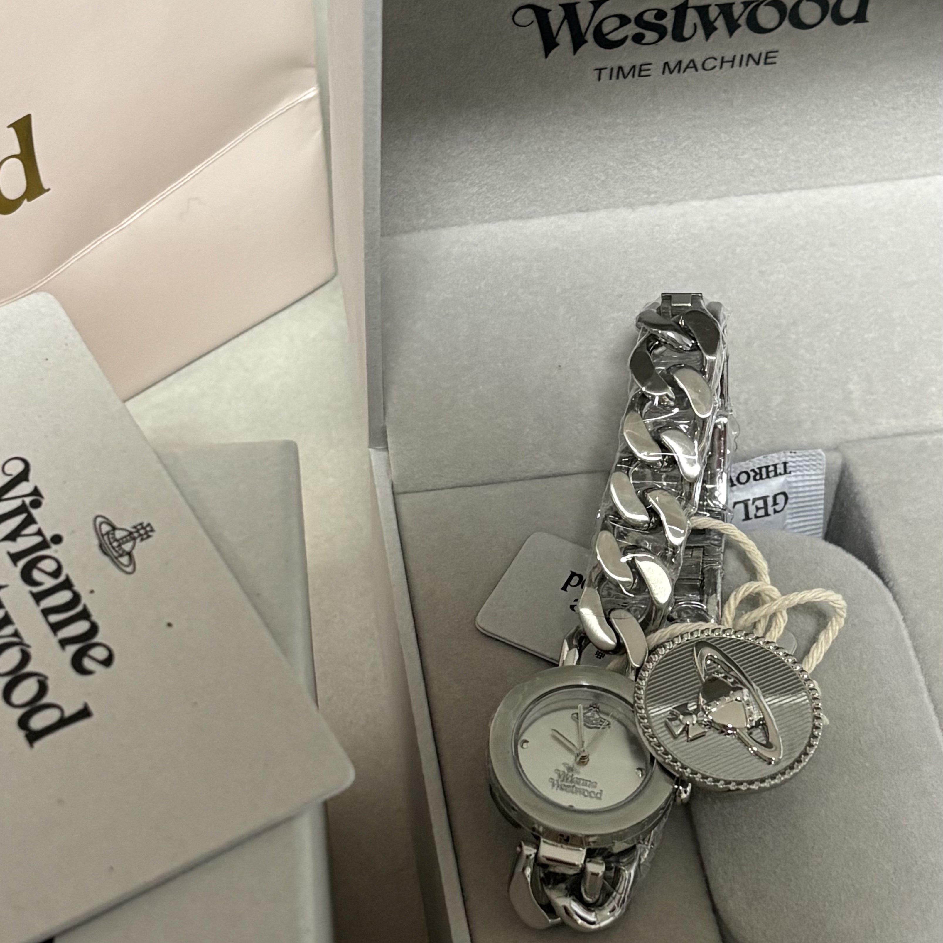 (W) Vivienne Westwood Orb Button 25mm Silver 착용 스타일