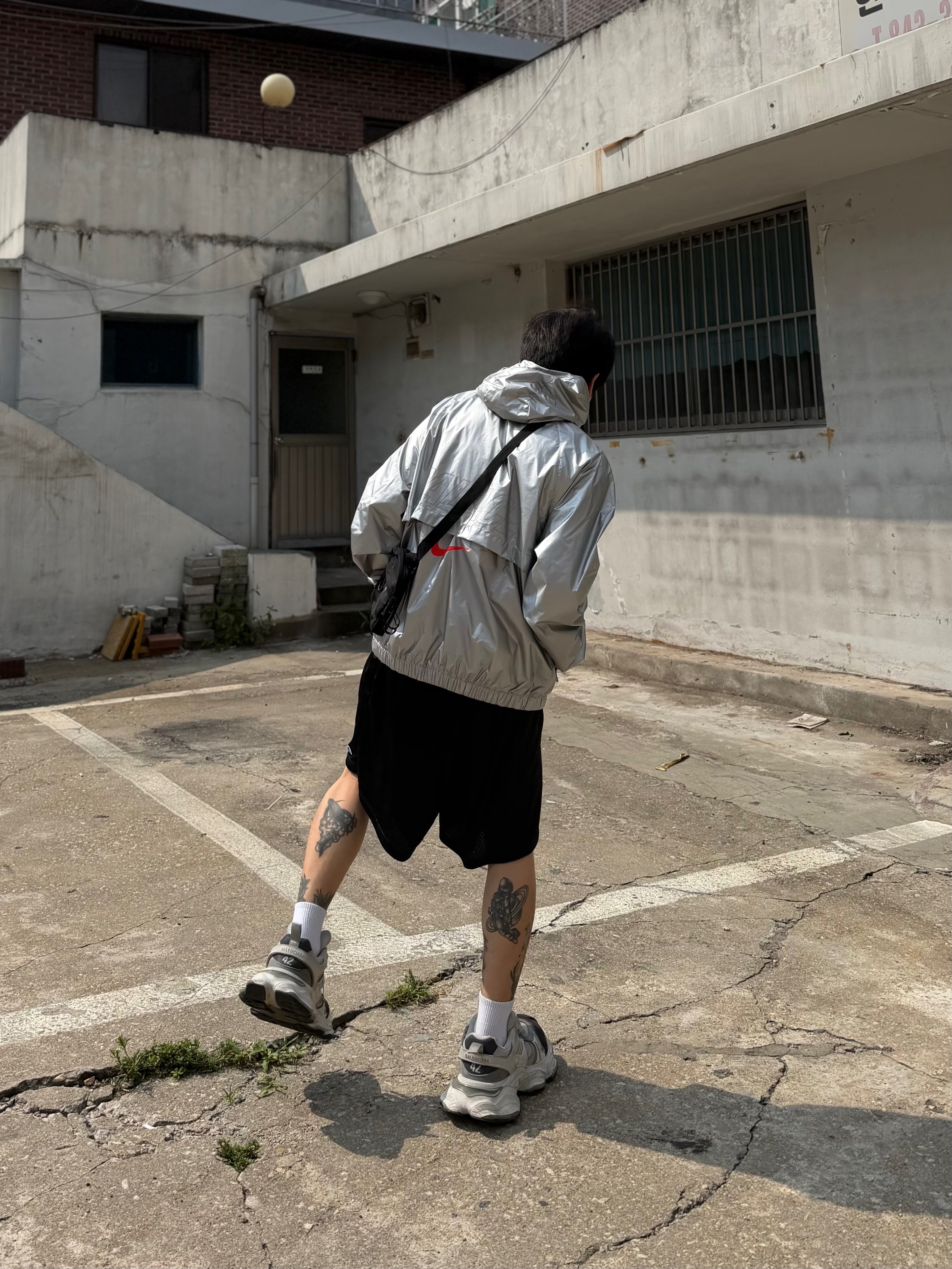 Palace x Nike England Dri-Fit Academy Anthem Jacket Pewter Grey Bright Crimson 착용 스타일 - 4