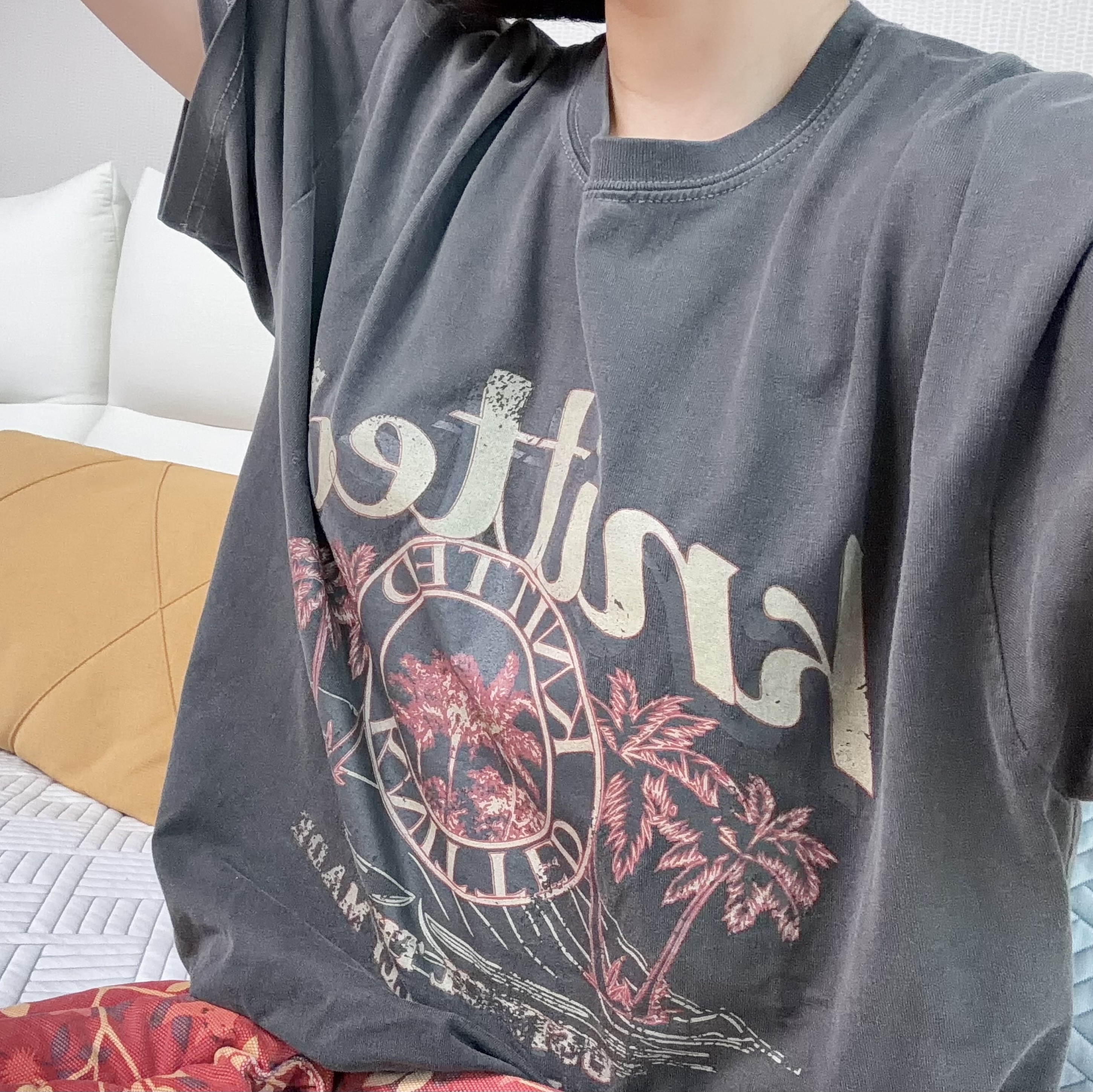 Knitted Pigment Palm Tree Graphic T-Shirt Crop Charcoal 착용 스타일