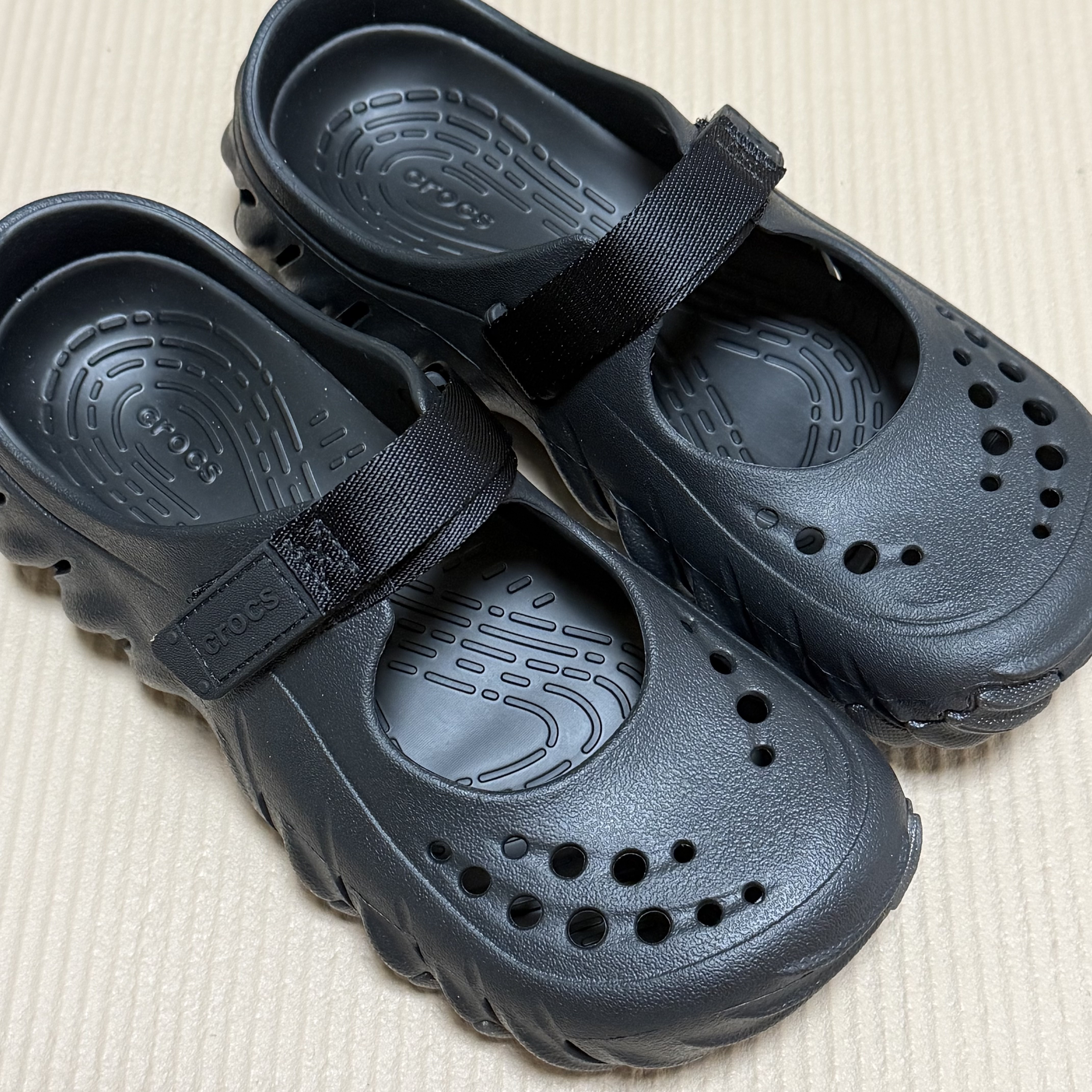 (W) Crocs Echo Mary Jane Clog Black, (W) Crocs Echo Mary Jane Clog Summit White 착용 스타일 - 2