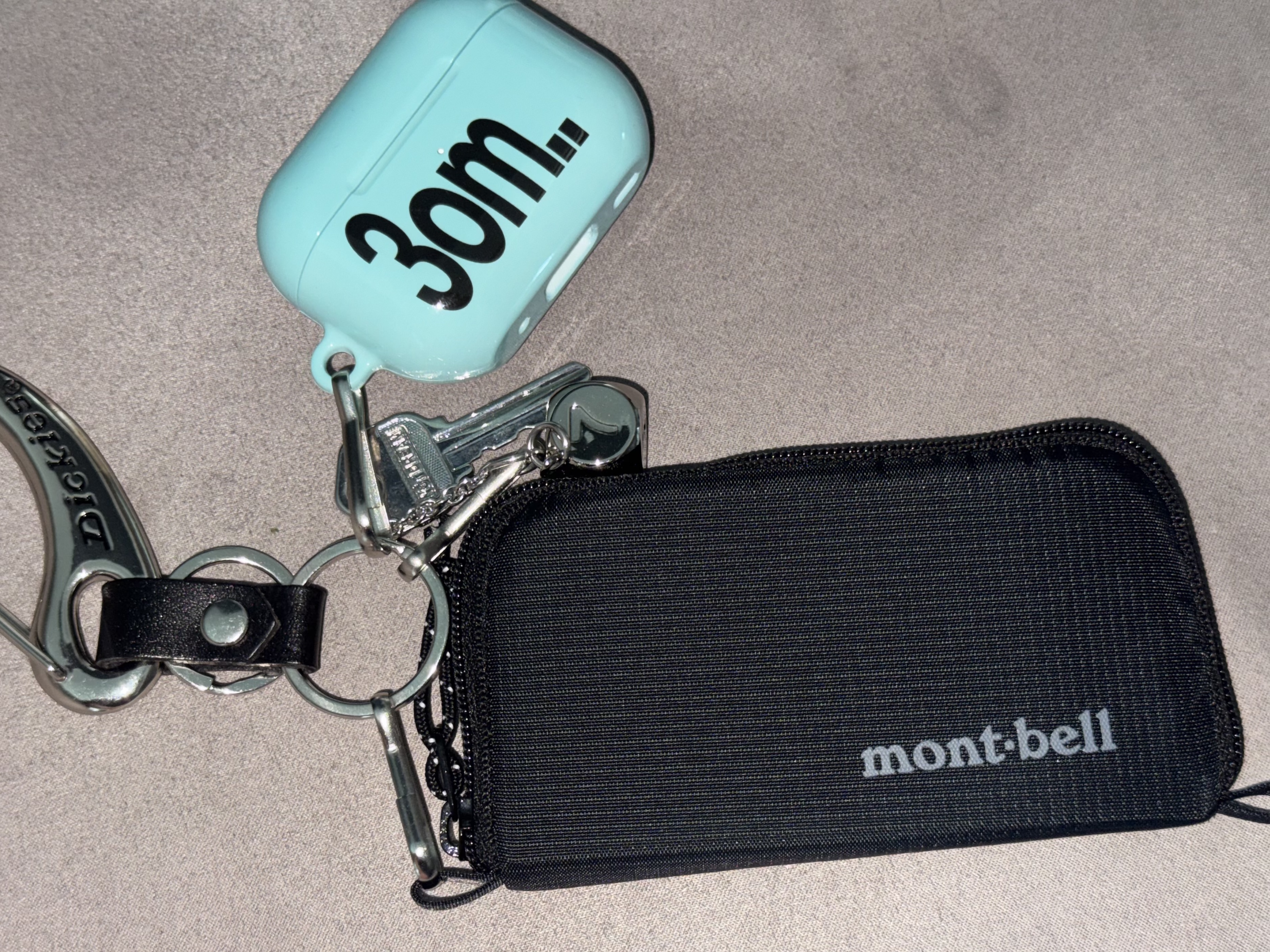 Montbell Mini Zip Wallet Black 착용 스타일