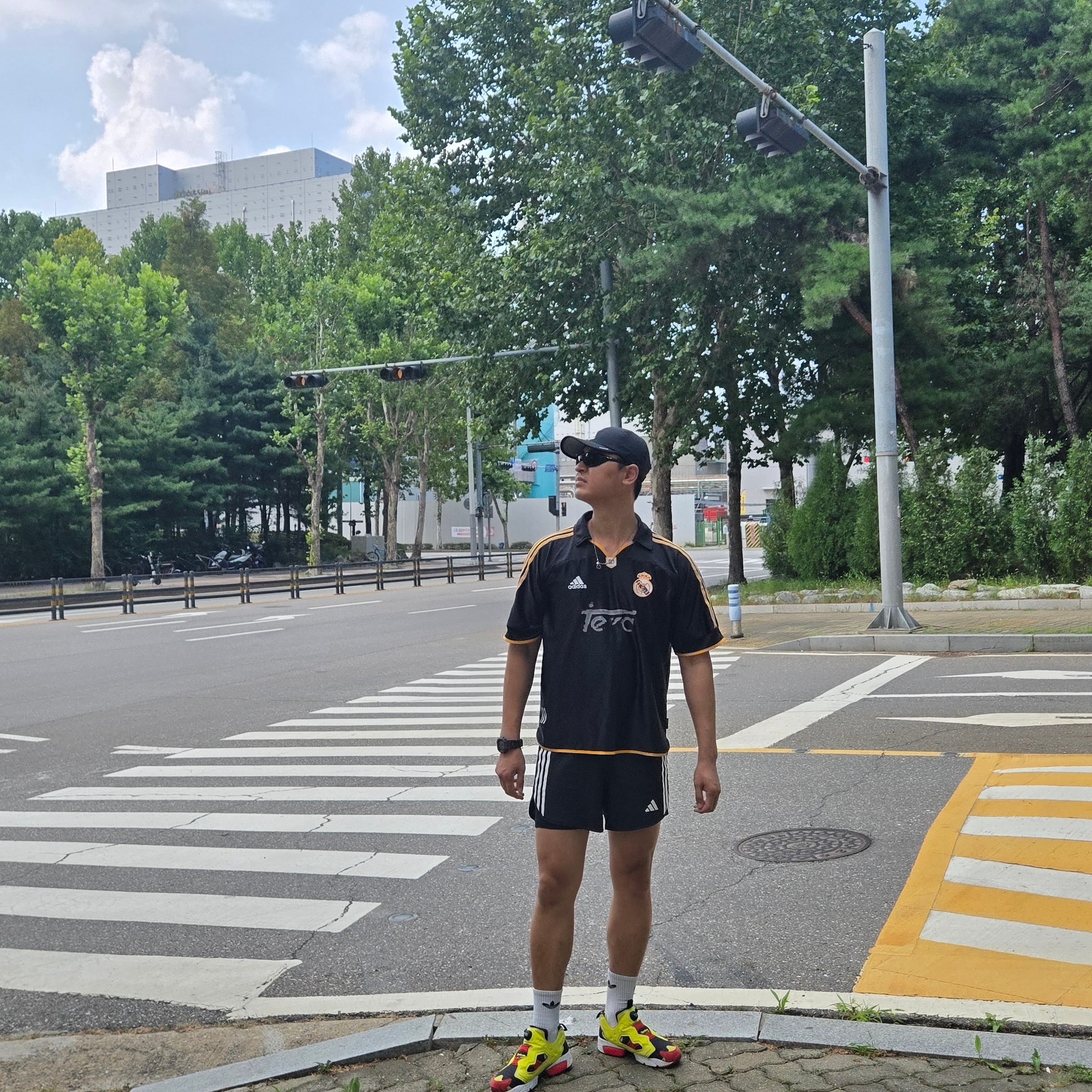 Adidas Real Madrid 99/00 Away Jersey Black - KR Sizing (Non Marking Ver.), Adidas Own The Run 3-Stripes 2-in-1 Shorts Black - KR Sizing 착용 스타일 - 1