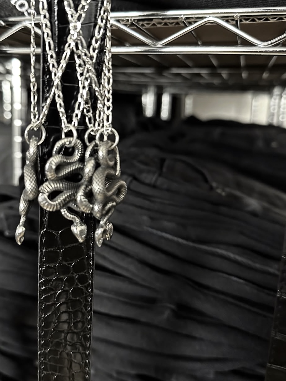 AX CONNECTION Snake Pendant Chain Necklace, AX CONNECTION Crocodile Texture Belt 착용 스타일