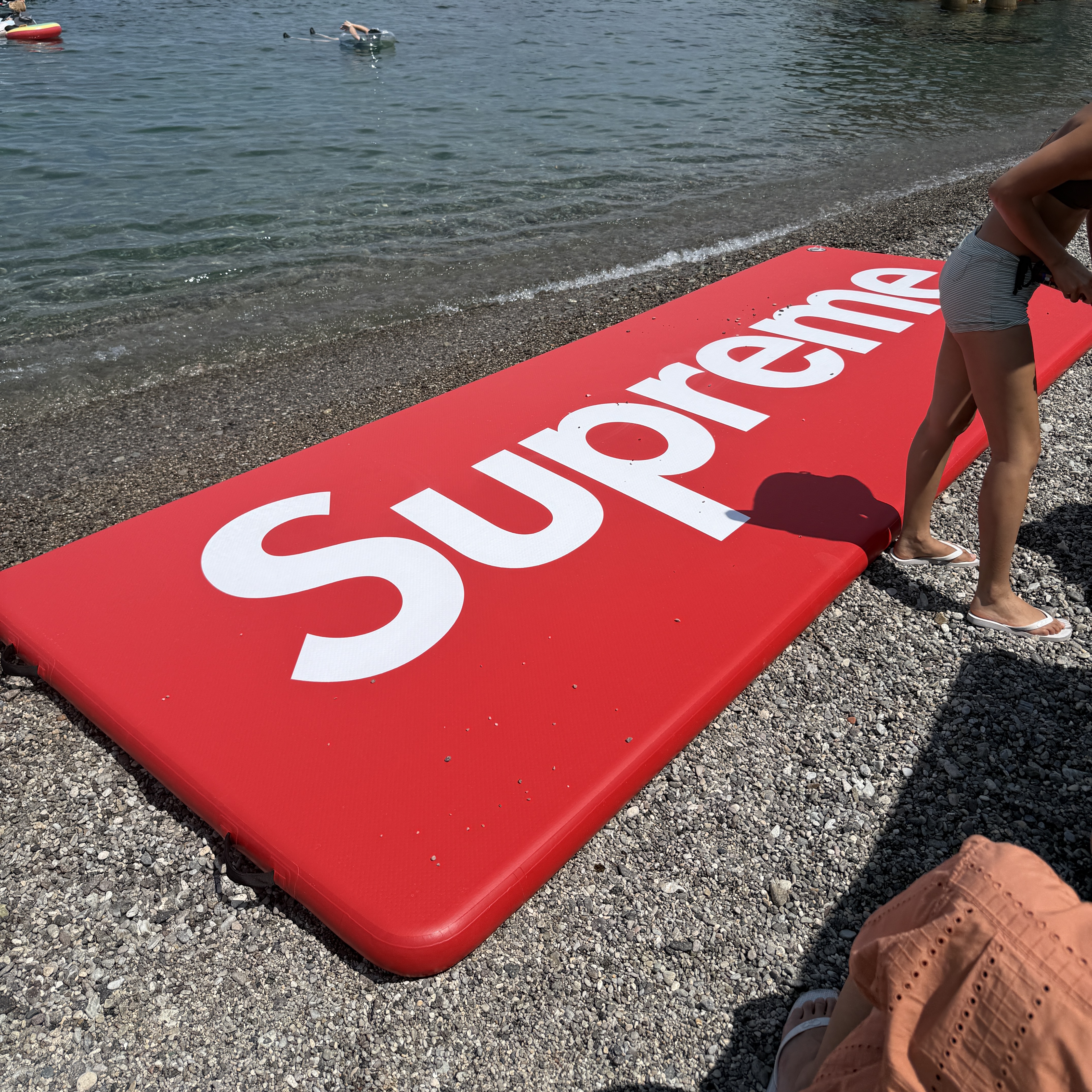 Supreme x O'Brien Runway Inflatable 16-Foot Island Red - 26SS 착용 스타일 - 2