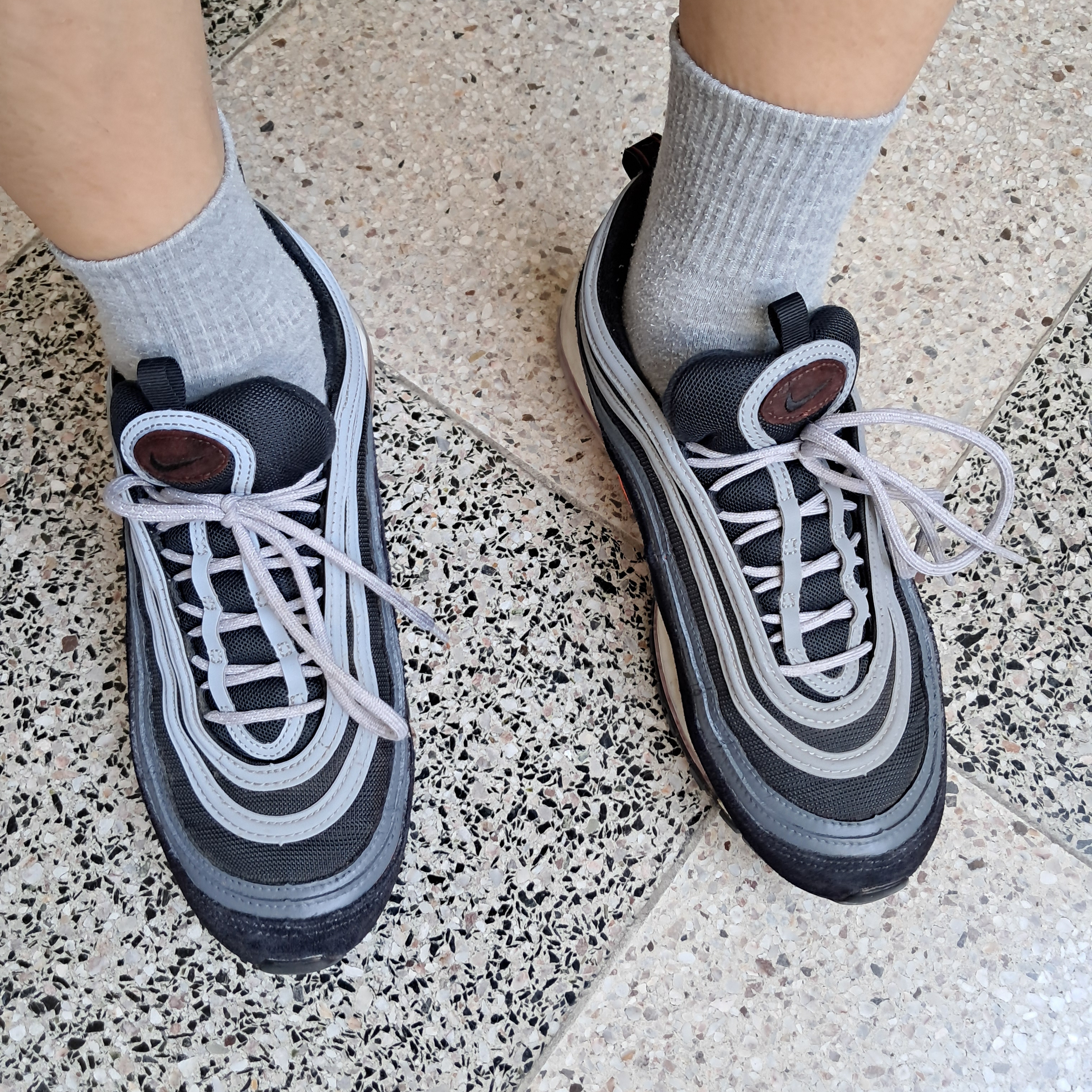 Nike Air Max 97 Wolf Grey Radiant Red 착용 스타일 - 1